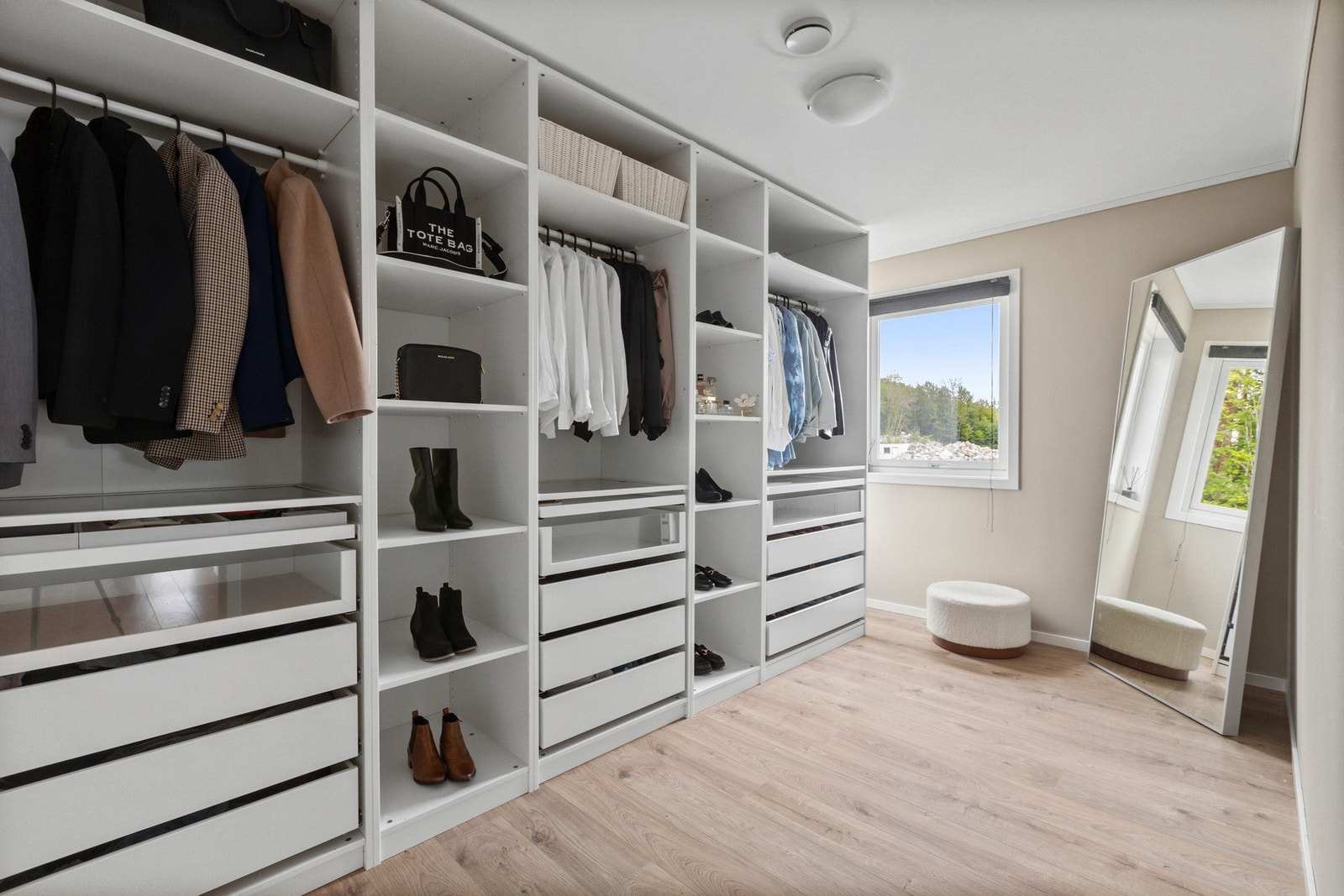 Rommet har flere bruksmuligheter, og i dag benyttes rommet som walk-in garderobe. Galleribilde