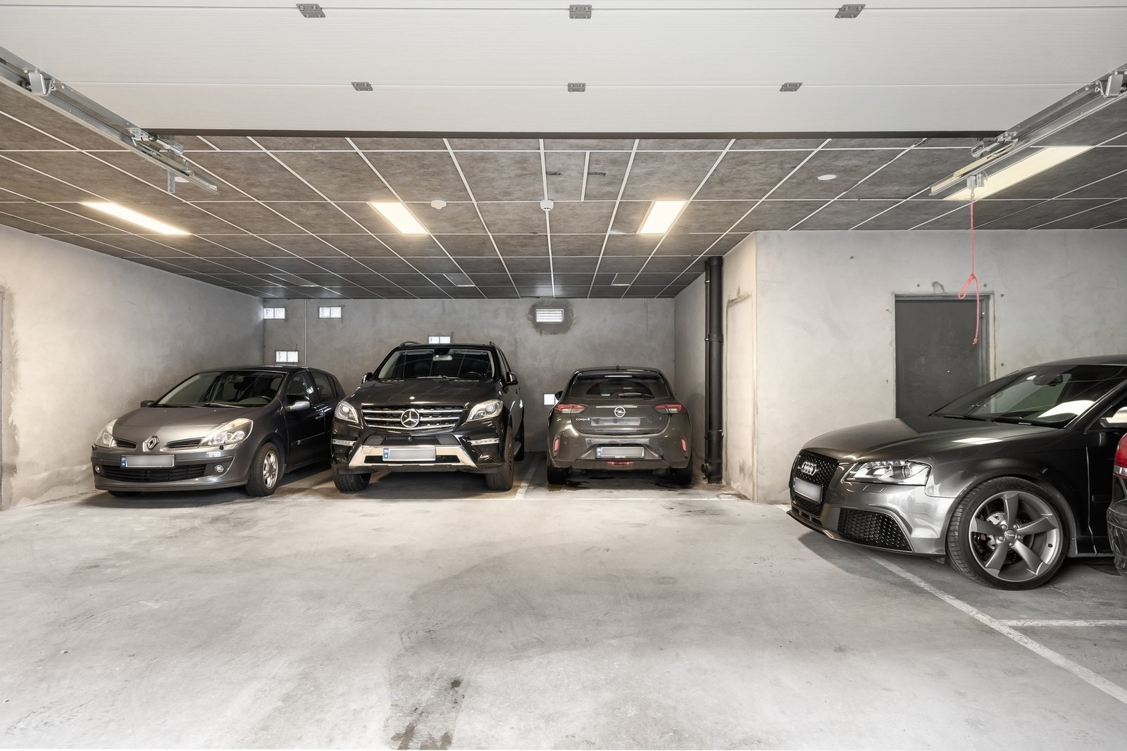 Leiligheten har egen parkeringsplass i
garasje m/lader i 1. etasje. Her er det også en bod på ca. 4 kvm. Galleribilde
