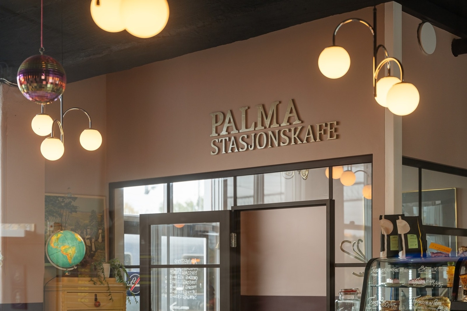 Palma stasjonscafé. Galleribilde