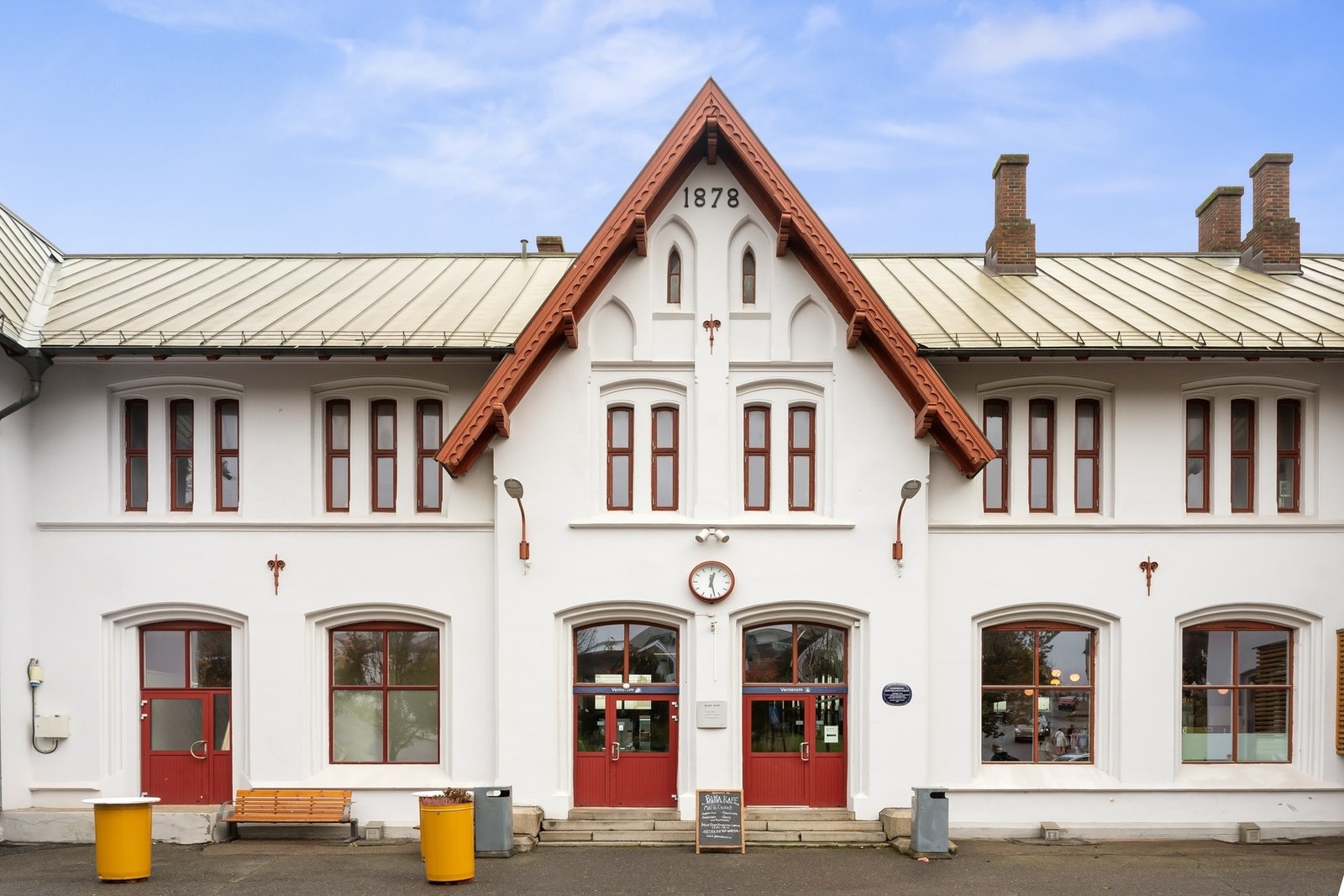 Fra Sarpsborg stasjon kan man ta toget mot Oslo S, Halden og Gøteborg. Galleribilde