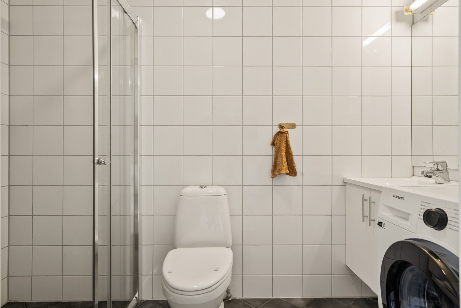 Dusjhjørne og gulvklossett. Galleribilde
