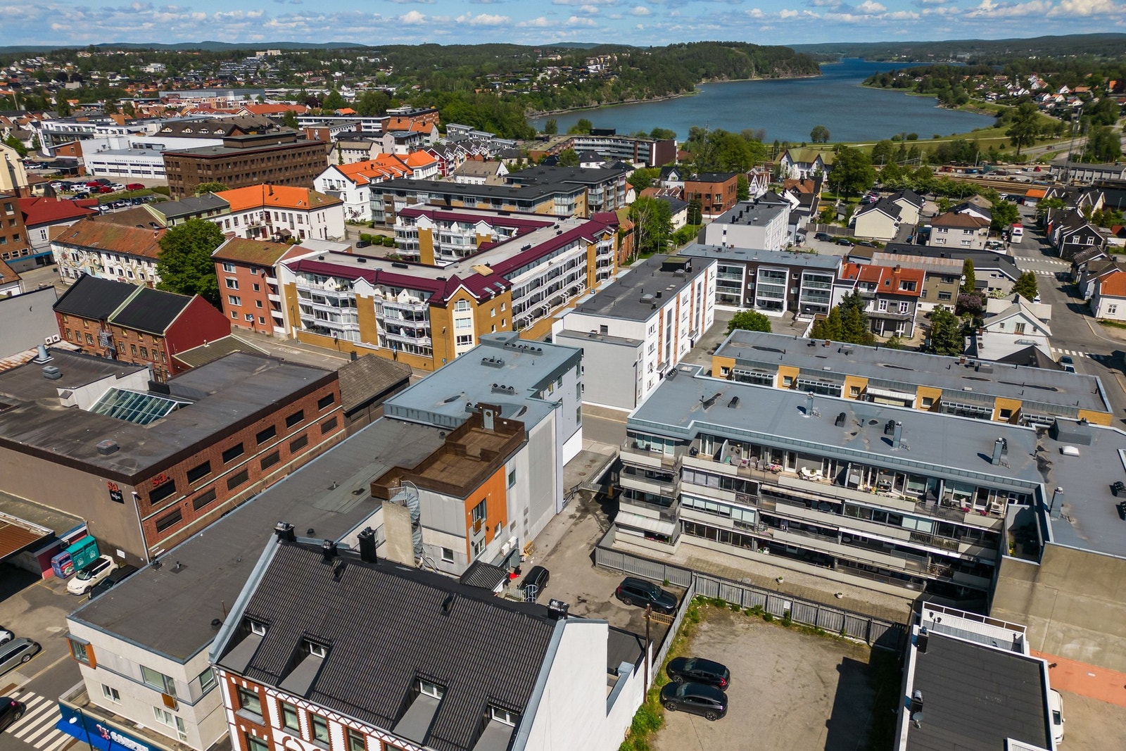 Umiddelbar nærhet til alle byens forretninger og fasiliteter, samt til friområder i Kulåsparken og ved Glengshølen. Galleribilde