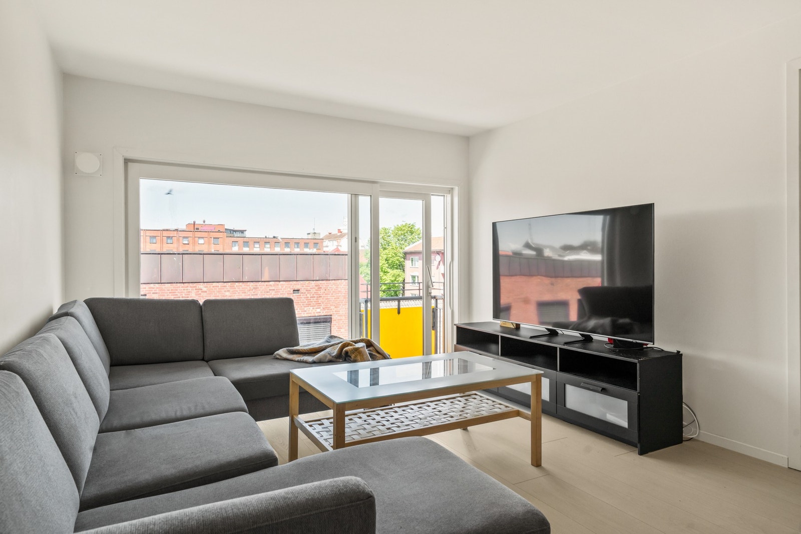 Stuen har en lys og trivelig atmosfære med god plass til sofa og spisegruppe. Det er også plass til en kontorkrok. Galleribilde