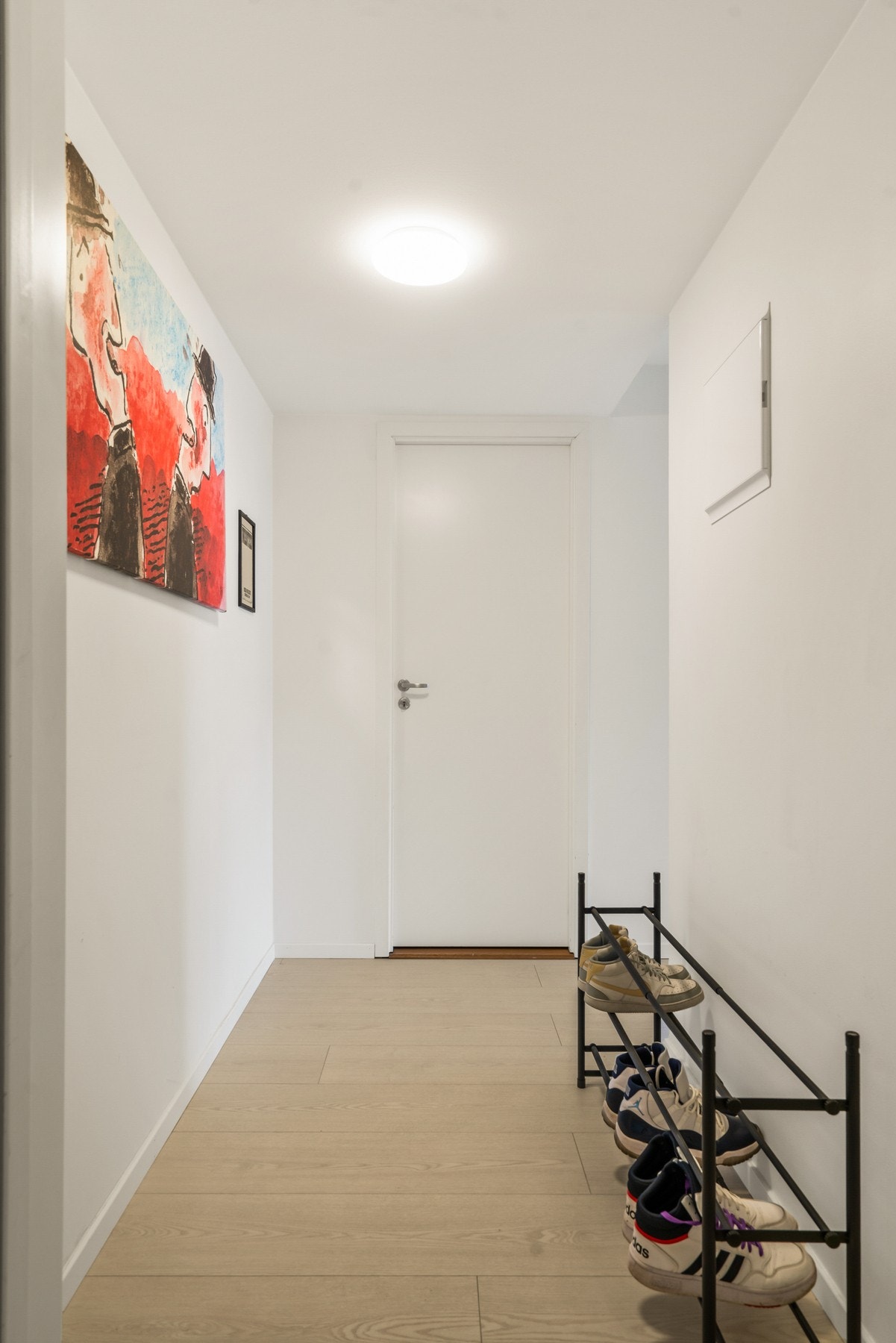 Entré med plass til å henge fra seg yttertøy og lignende. Leiligheten er utstyrt med porttelefon. Galleribilde