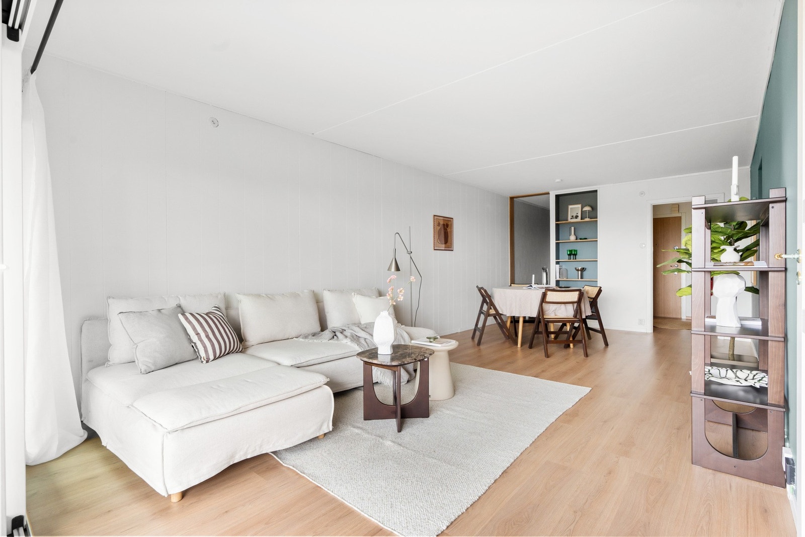 Store vindusflater gir godt med naturlig lys Galleribilde