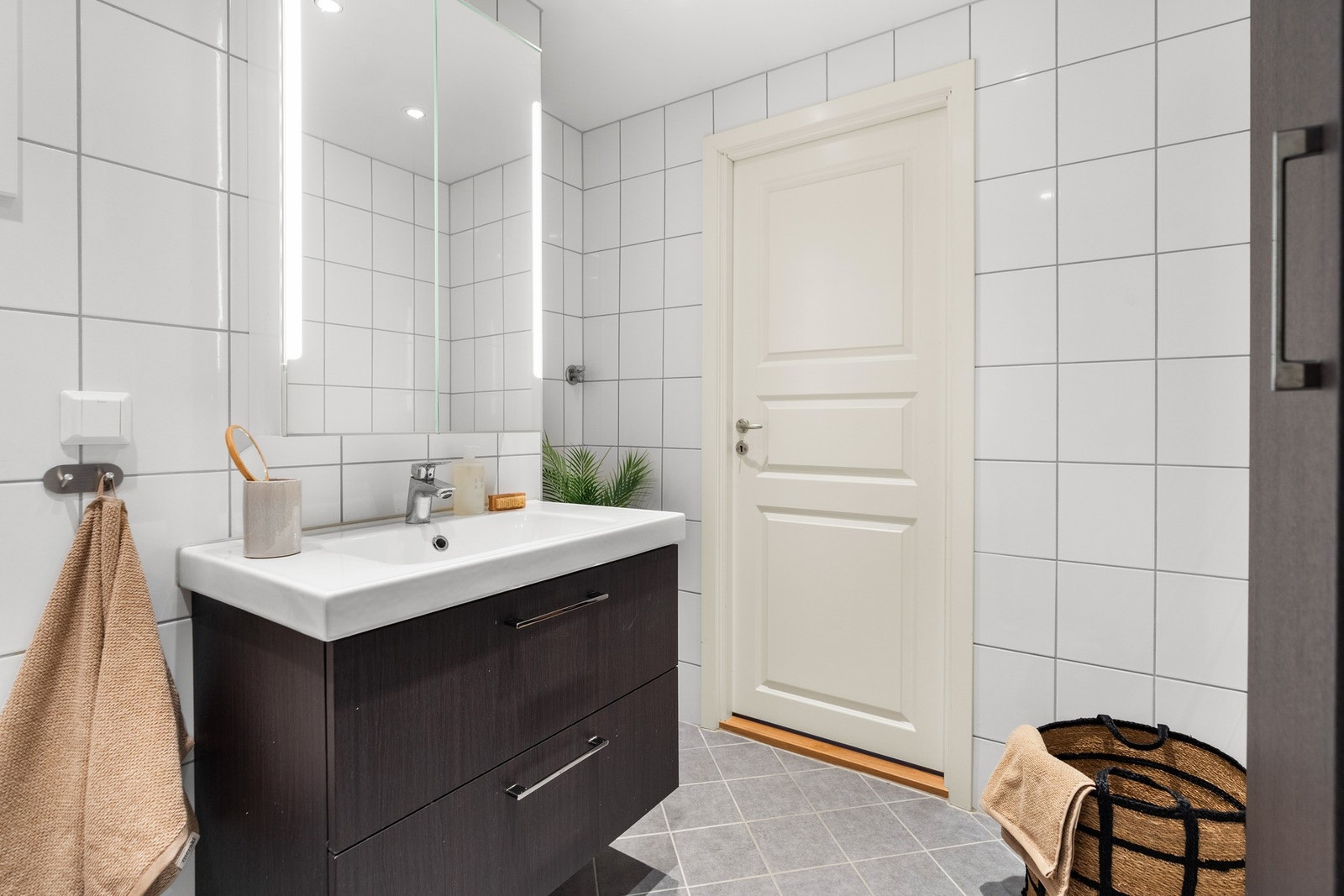 Pent flislagt bad med moderne innredning Galleribilde