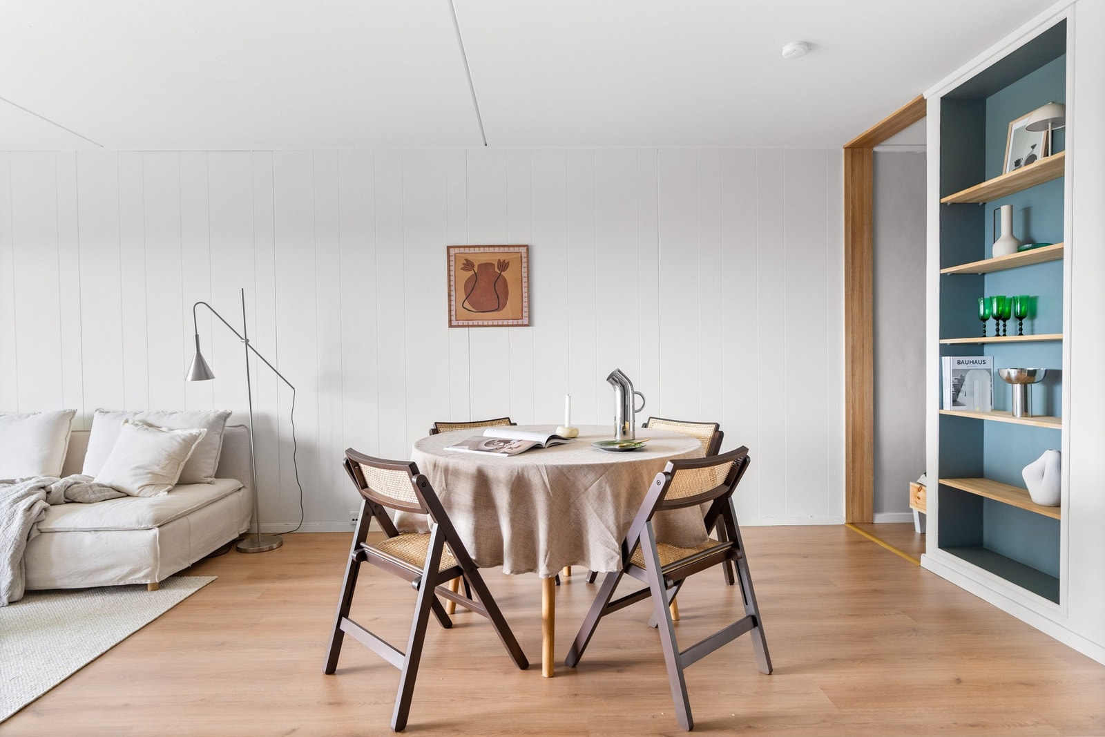 Lys og romslig stue med plass til både sofagruppe og spisebord Galleribilde