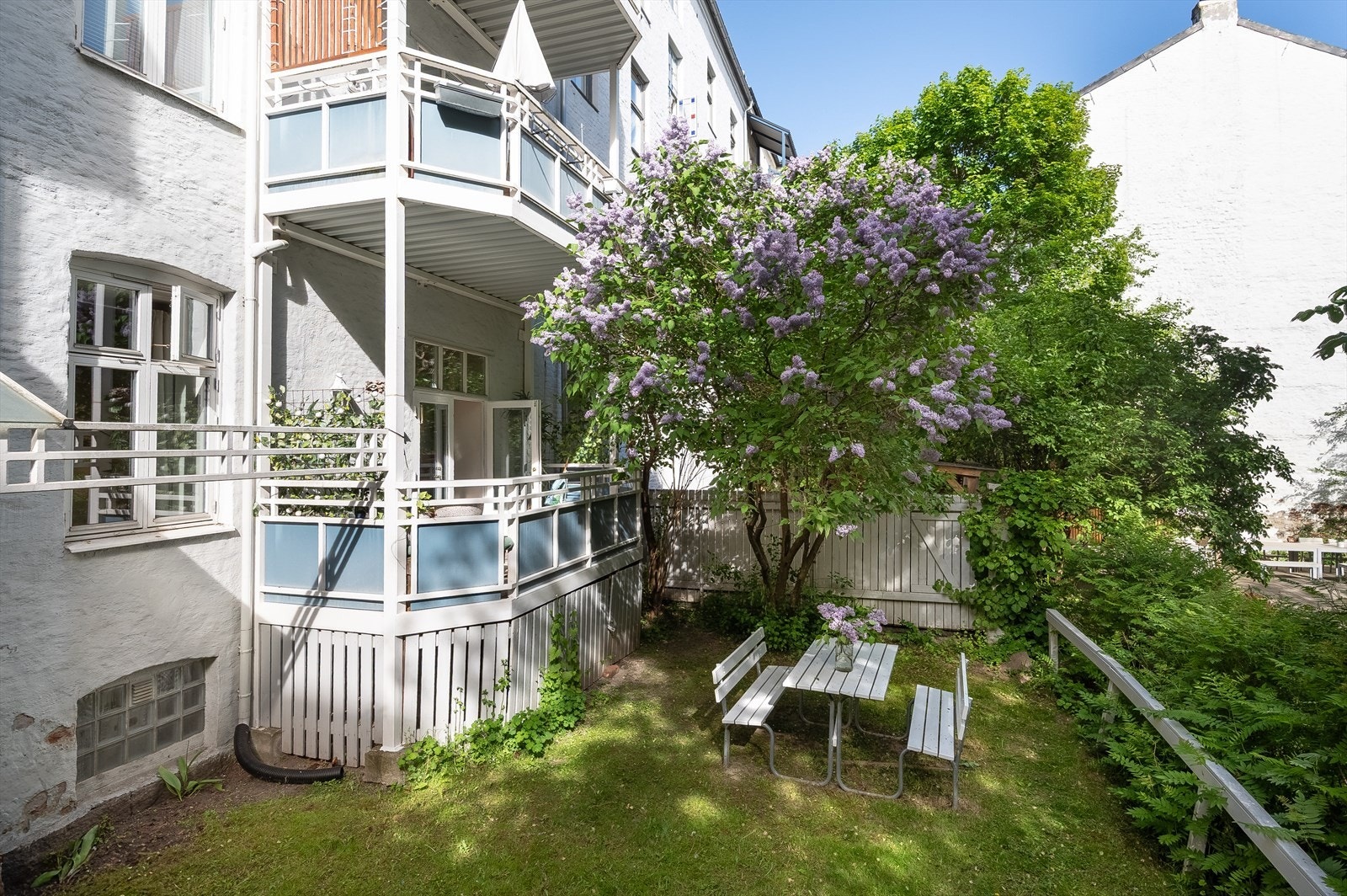 Leiligheten ligger i en høy 1.etg og har en skjermet og usjenert internbeliggenhet. Galleribilde