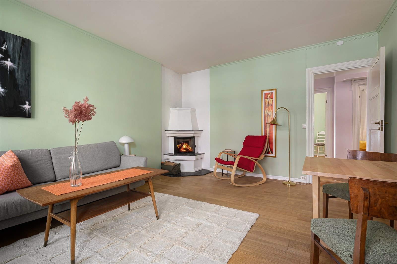 Gode muligheter for innredning, med plass til både en komfortabel sofagruppe, stort spisebord og øvrig møblering etter ønske. Galleribilde