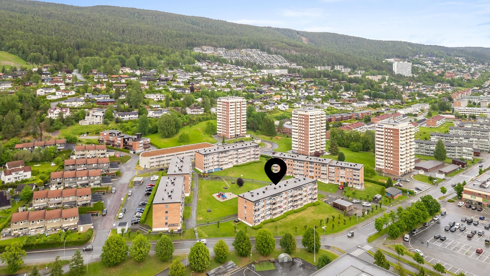 Eiendommen ligger i et veletablert og barnevennlig boligområde på Åssiden, med nærhet til skoler, barnehager, offentlig transport og et bredt utvalg av servicetilbud Galleribilde