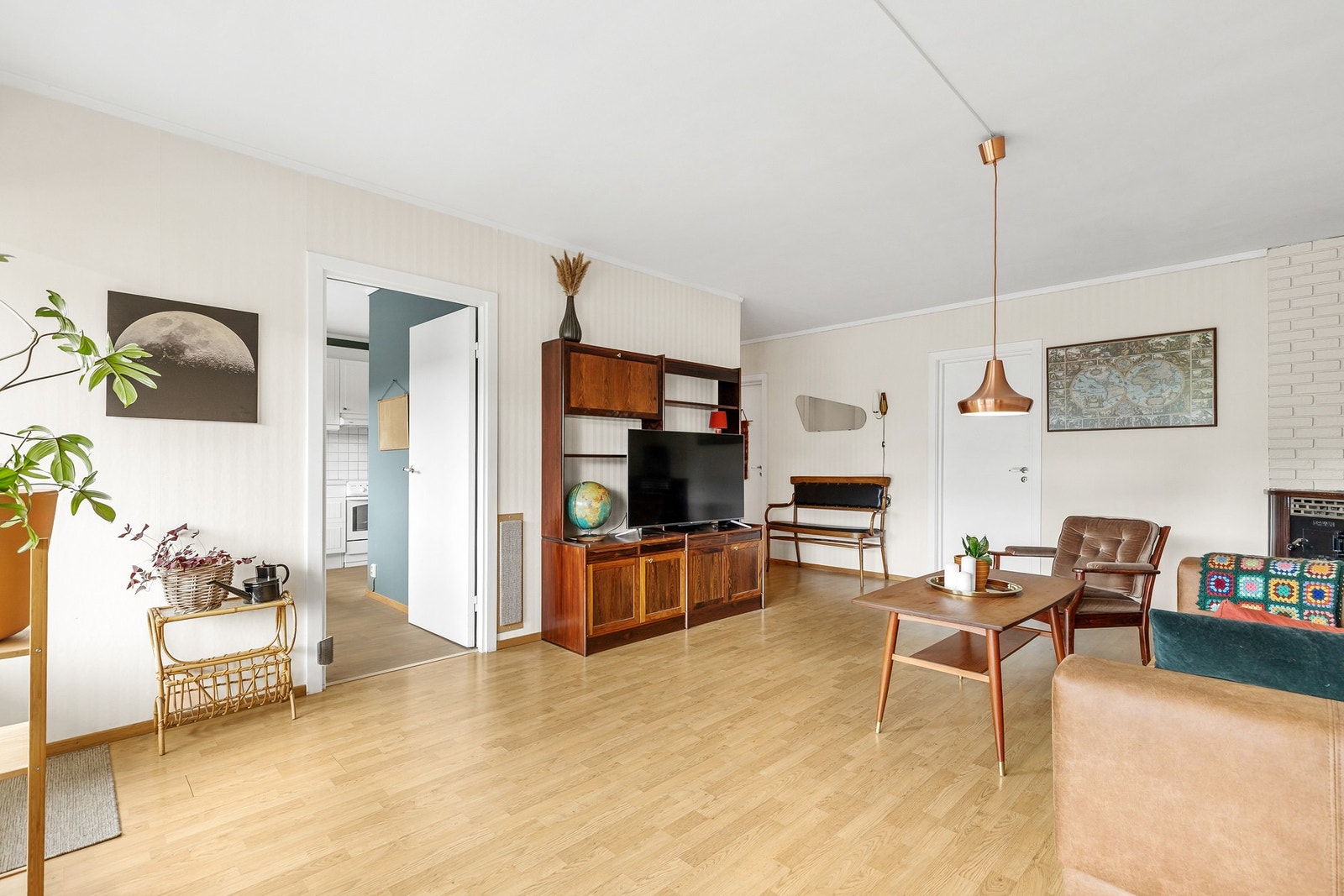 Det er fin plass til sofa og spisebord Galleribilde