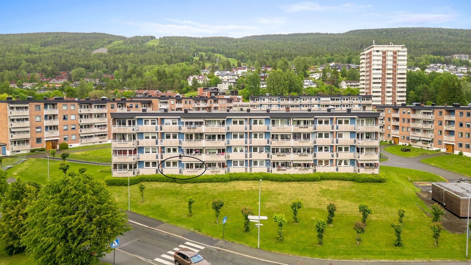 Boligen har en fin internbeliggenhet i en høy 1. etasje Galleribilde