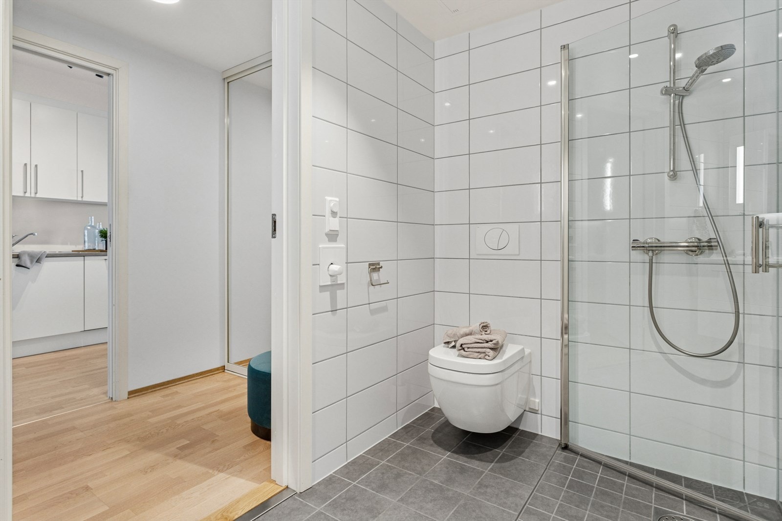 Helfliset baderom med vannbåren gulvvarme og opplegg for vaskemaskin. Galleribilde