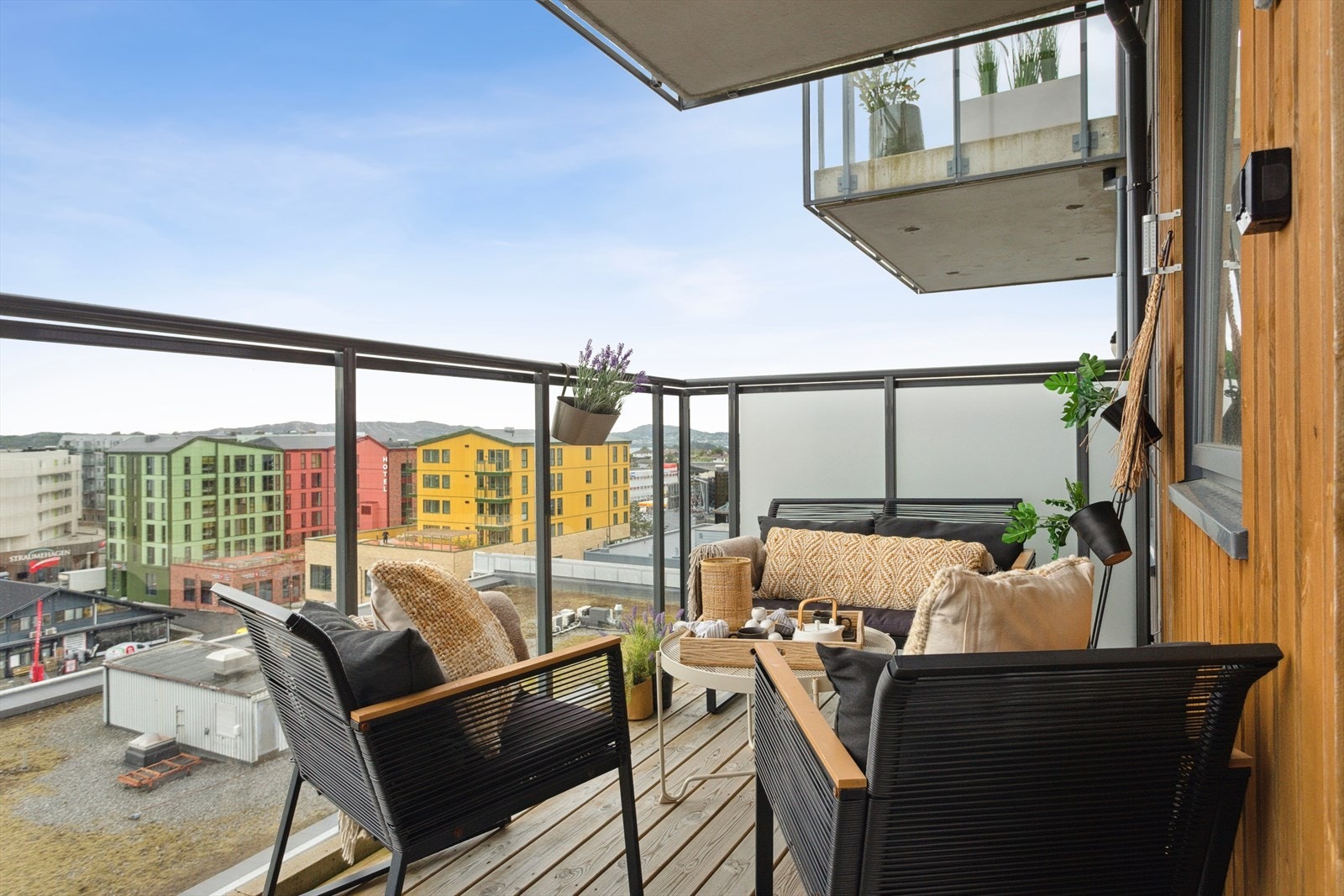 Verandaen har god plass til utemøbler. Galleribilde