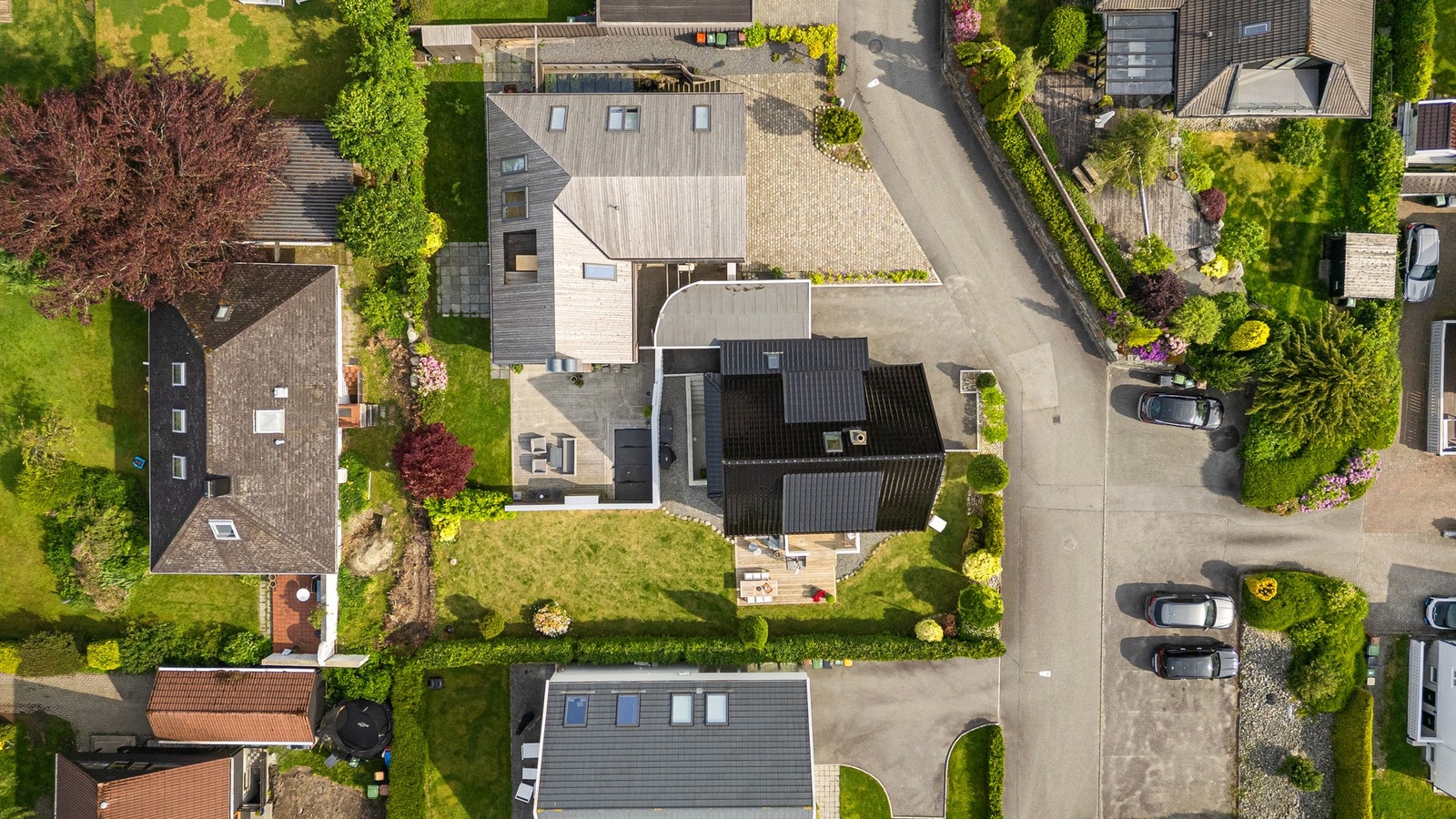 Luftfoto viser eiendommens fine beliggenhet i et rolig nabolag Galleribilde