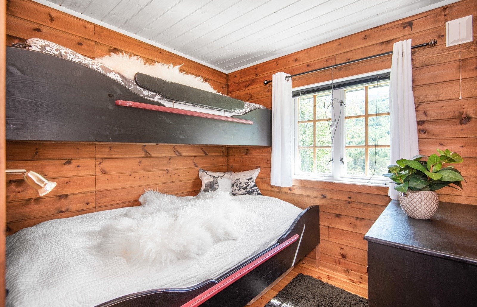 Soverom nr 2 har montert familiekøye og har til sammen 3 sengeplasser. Galleribilde