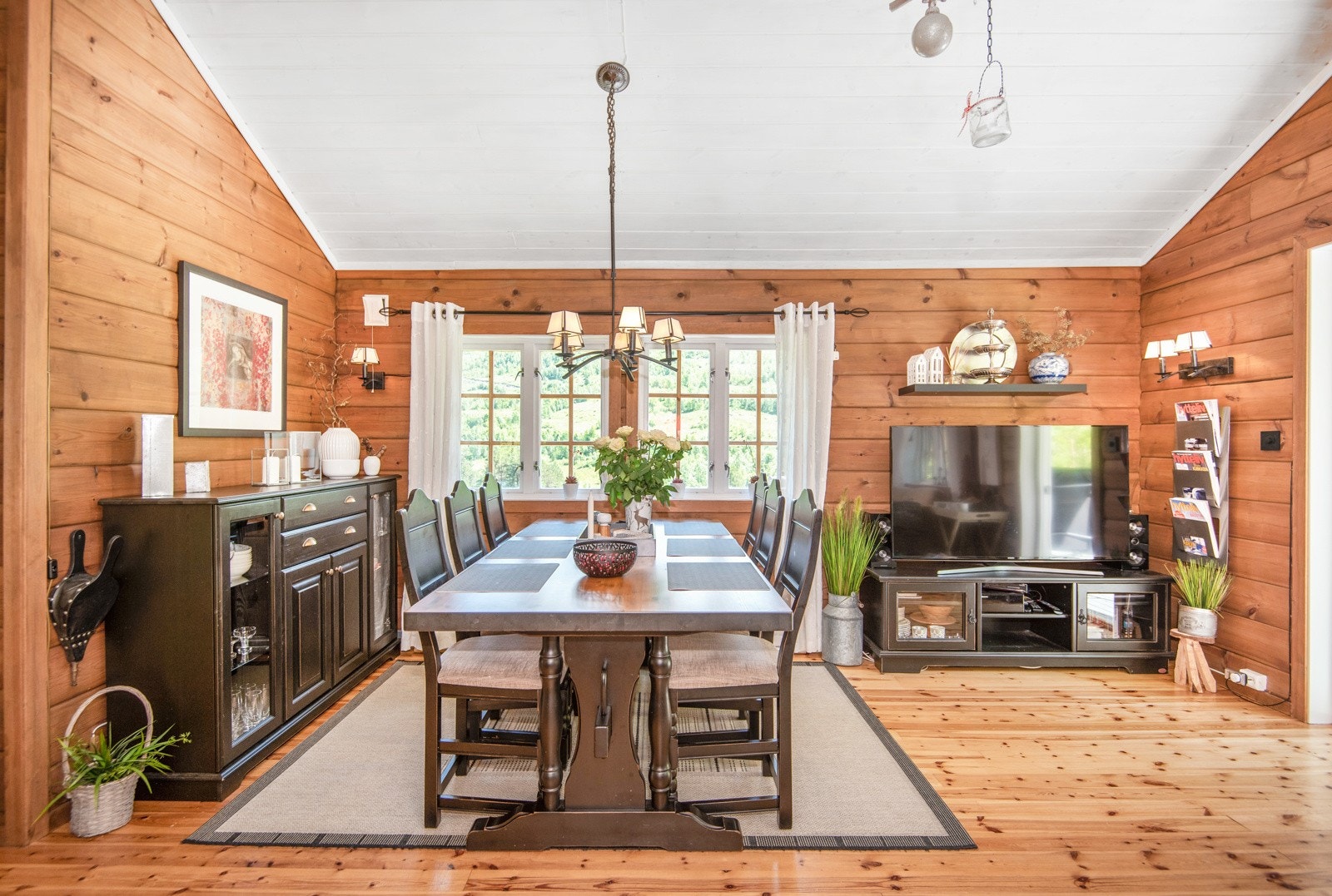 Det er god plass til møblering av både spise- og sofagruppe. Galleribilde