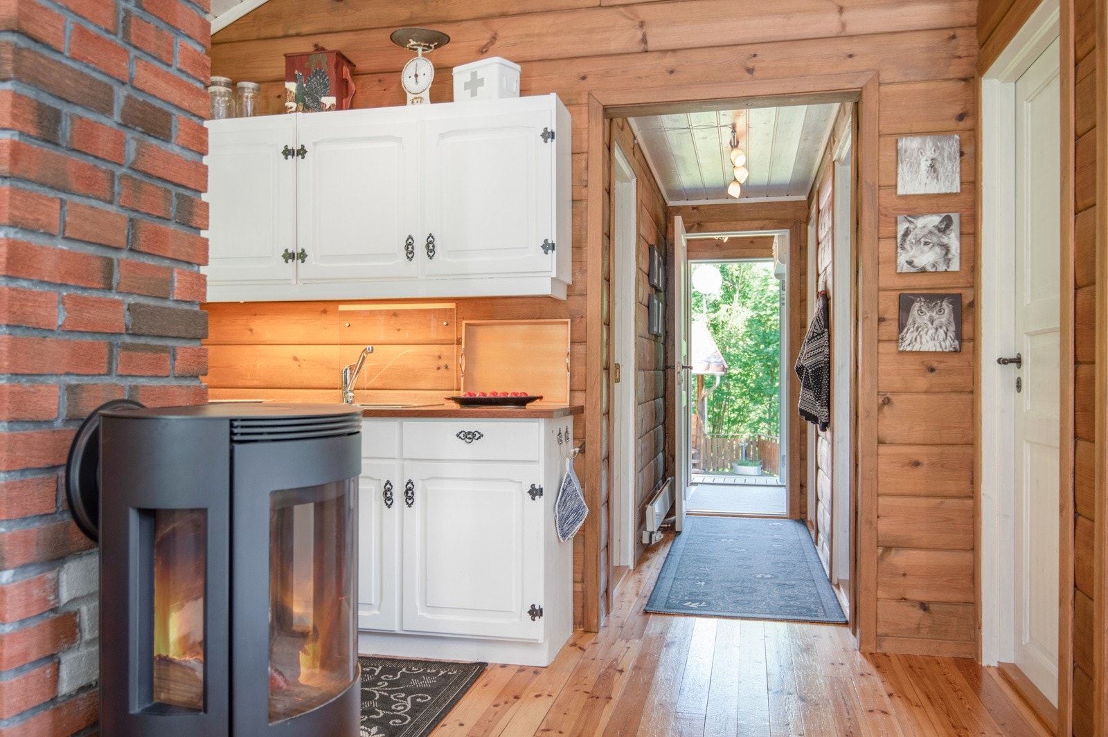 Det er montert vedovn med glass på 3 sider. Galleribilde