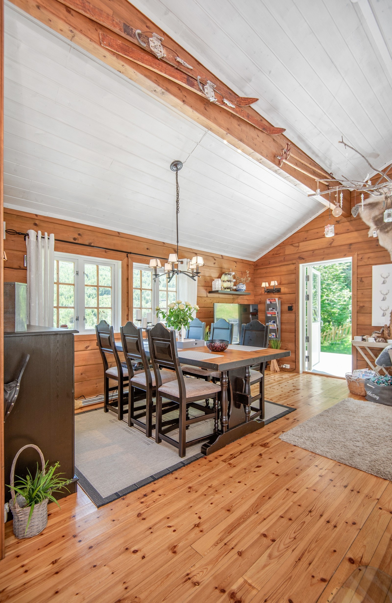 Vegger og gulv har overflater av heltre. I himling er det malt panel. Galleribilde