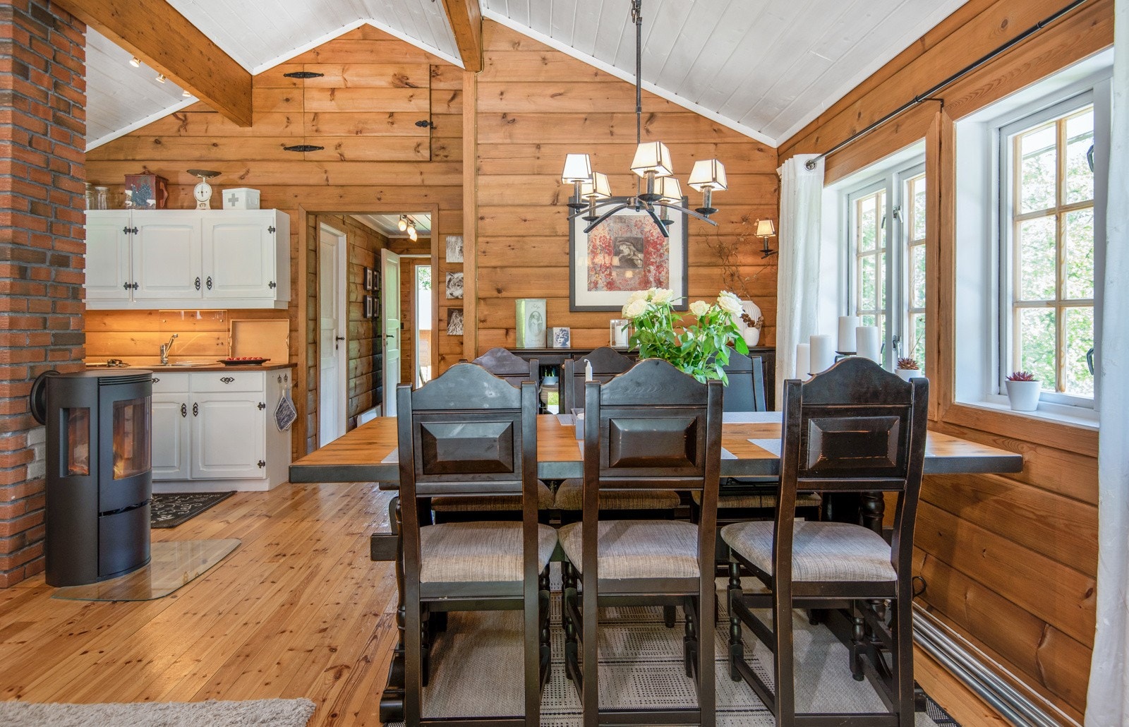 Det er tilgang til hems via luke. Stige medfølger. Galleribilde