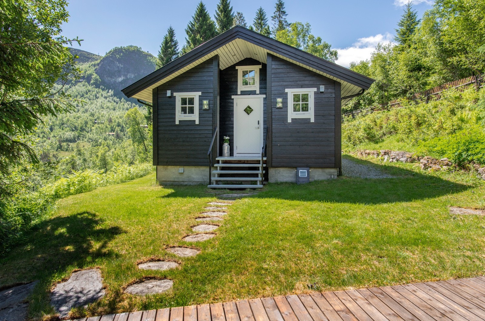 Hyggelig inngangsparti med trappetilkomst og overbygg. Utebelysning montert. Galleribilde