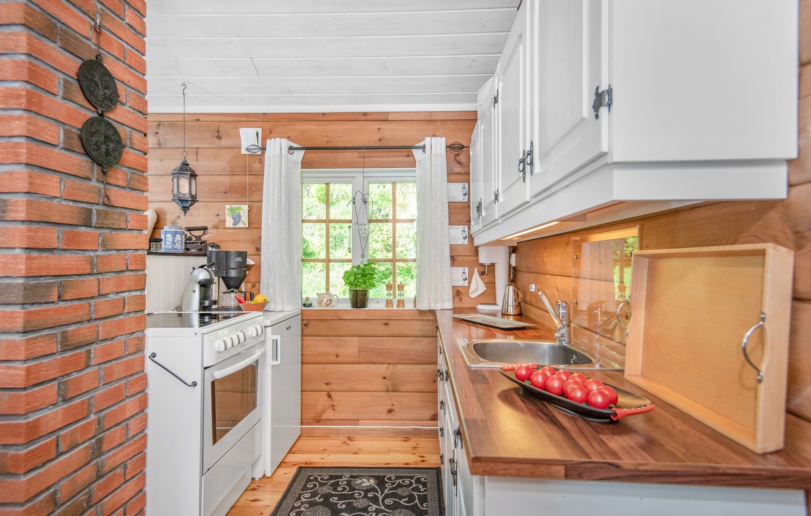 Frittstående stekeovn og kjøleskap medfølger i handelen. Galleribilde