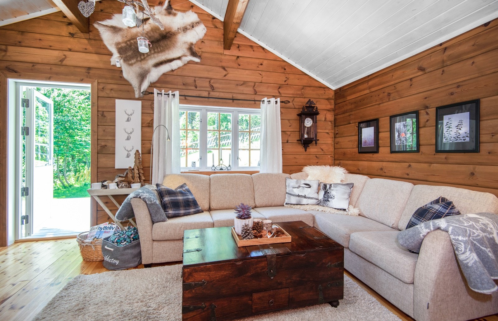 Det er utgang til en sørvestvendt terrasse fra stuen. Galleribilde