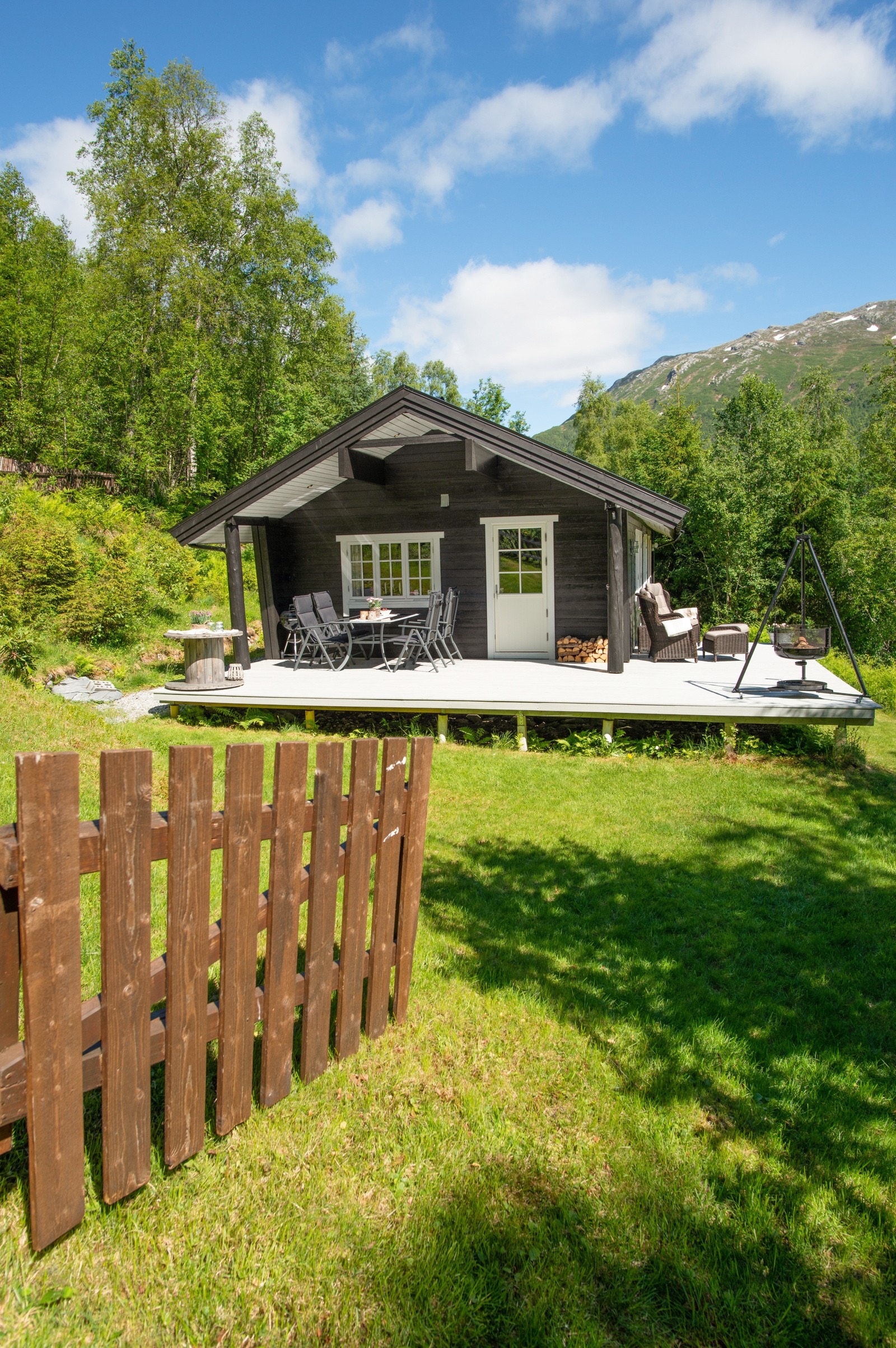 Det er satt opp gjerde rundt eiendommen. Galleribilde