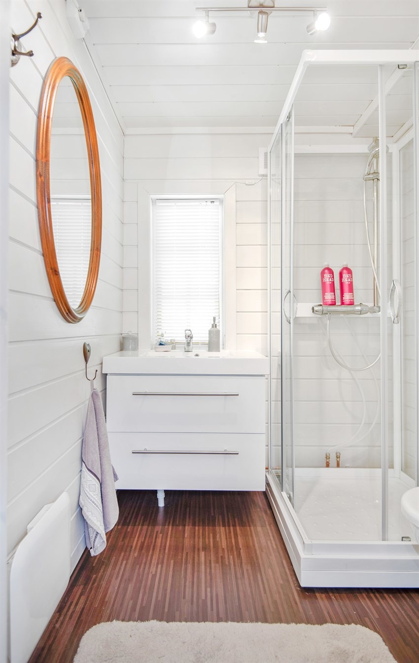 Her er det dusjkabinett og gulvmontert vakuumtoalett fra JETS. Innredning med 2 skuffer under heldekkende servant. Galleribilde