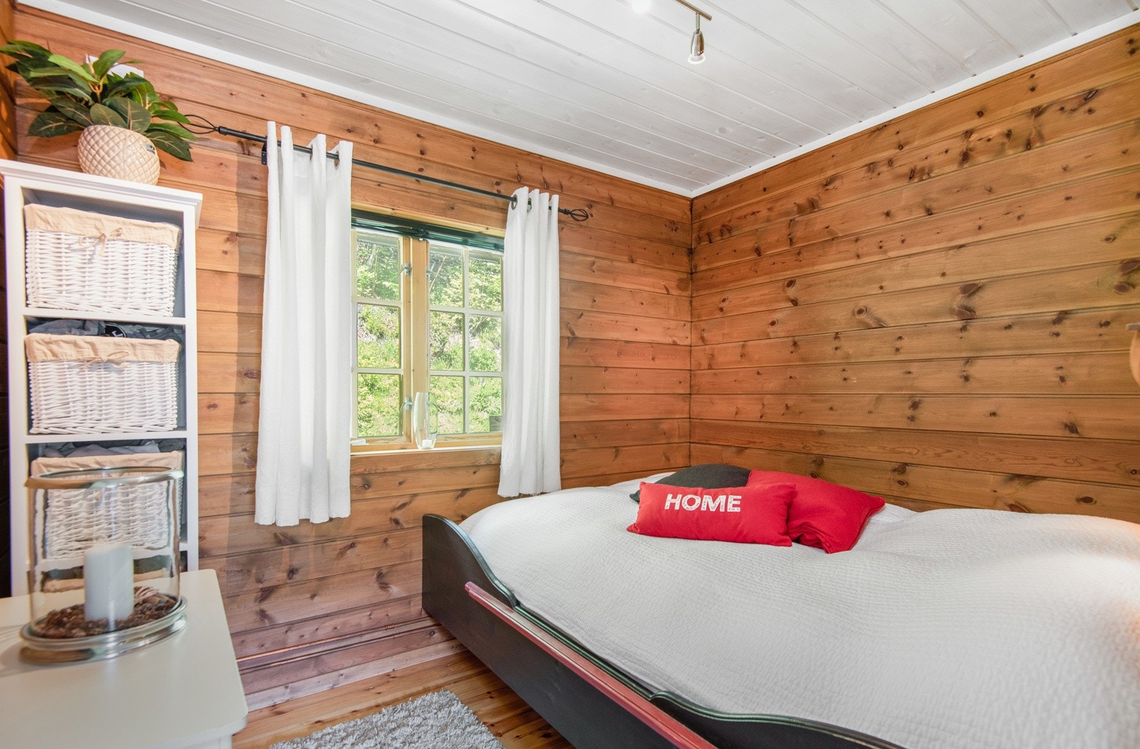 Soverom nr 1 har dobbeltseng og plass til kommode/garderobeskap. Galleribilde