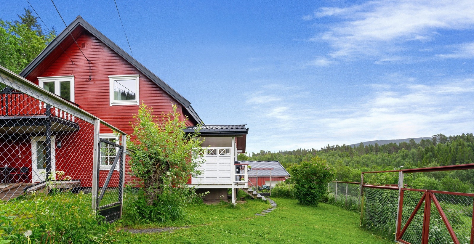 Deler av hagen er oppdelt i store hundegårder. Drømmested for hundeeiere. Galleribilde