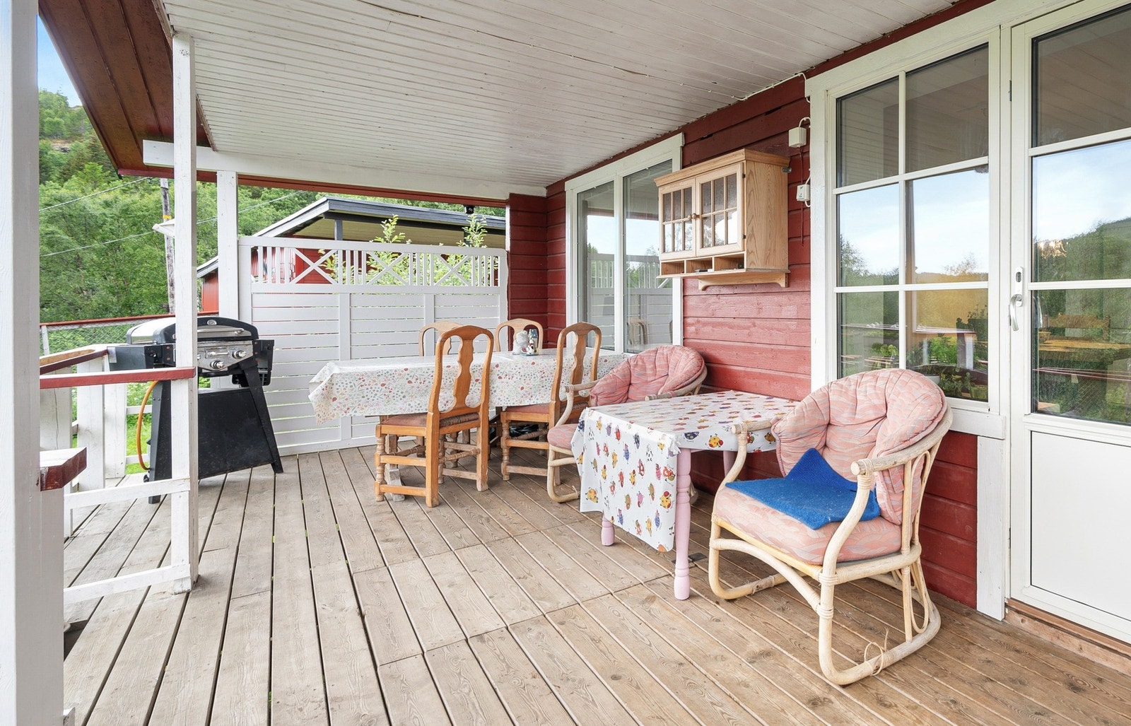 Solrik utsiktsterrasse med utgang fra kjøkken Galleribilde