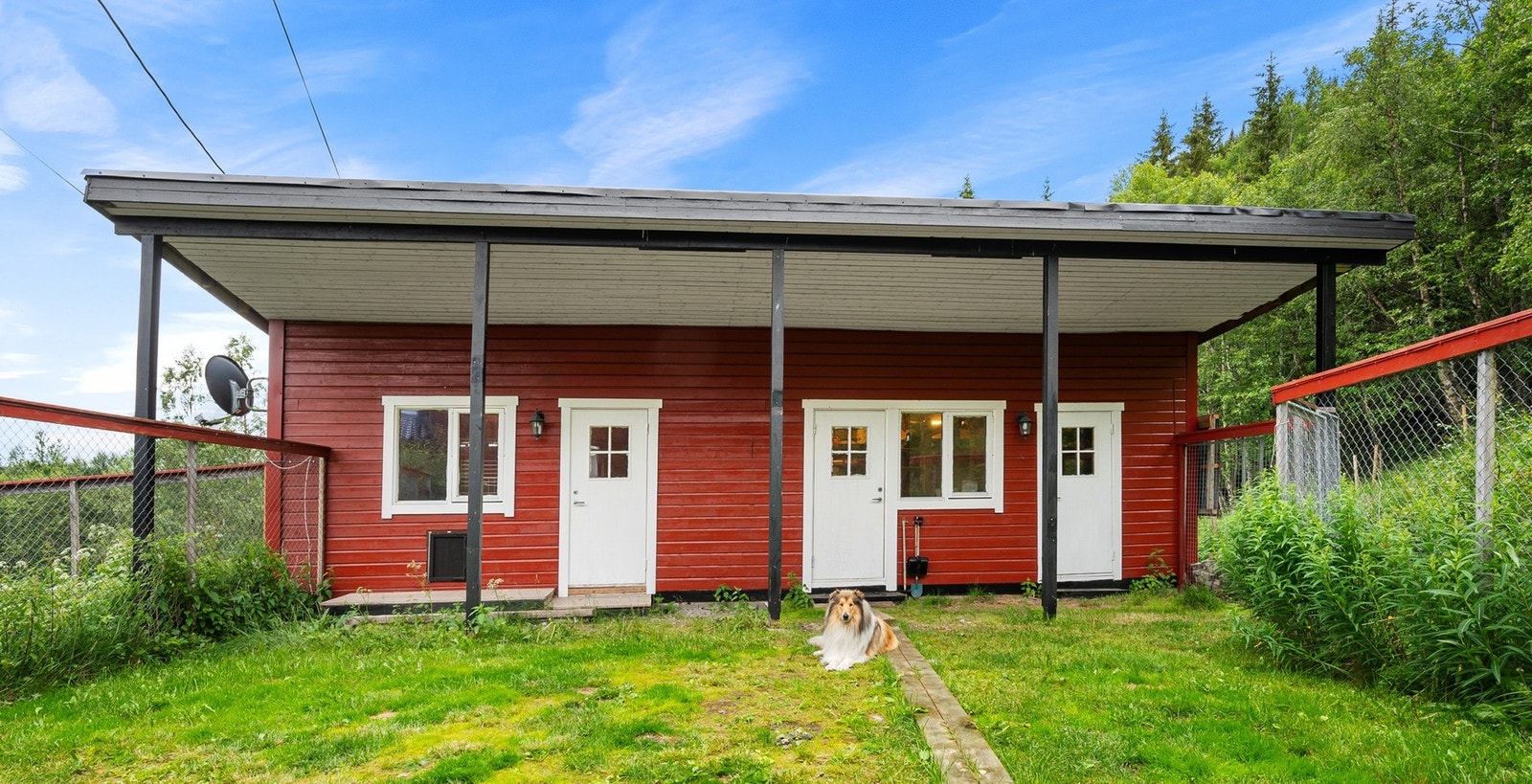 Tidligere fjøs. Nå uthus, lager og treningsrom. Oppdatert med ny tektekking og ny utvendig veggkledning. Galleribilde