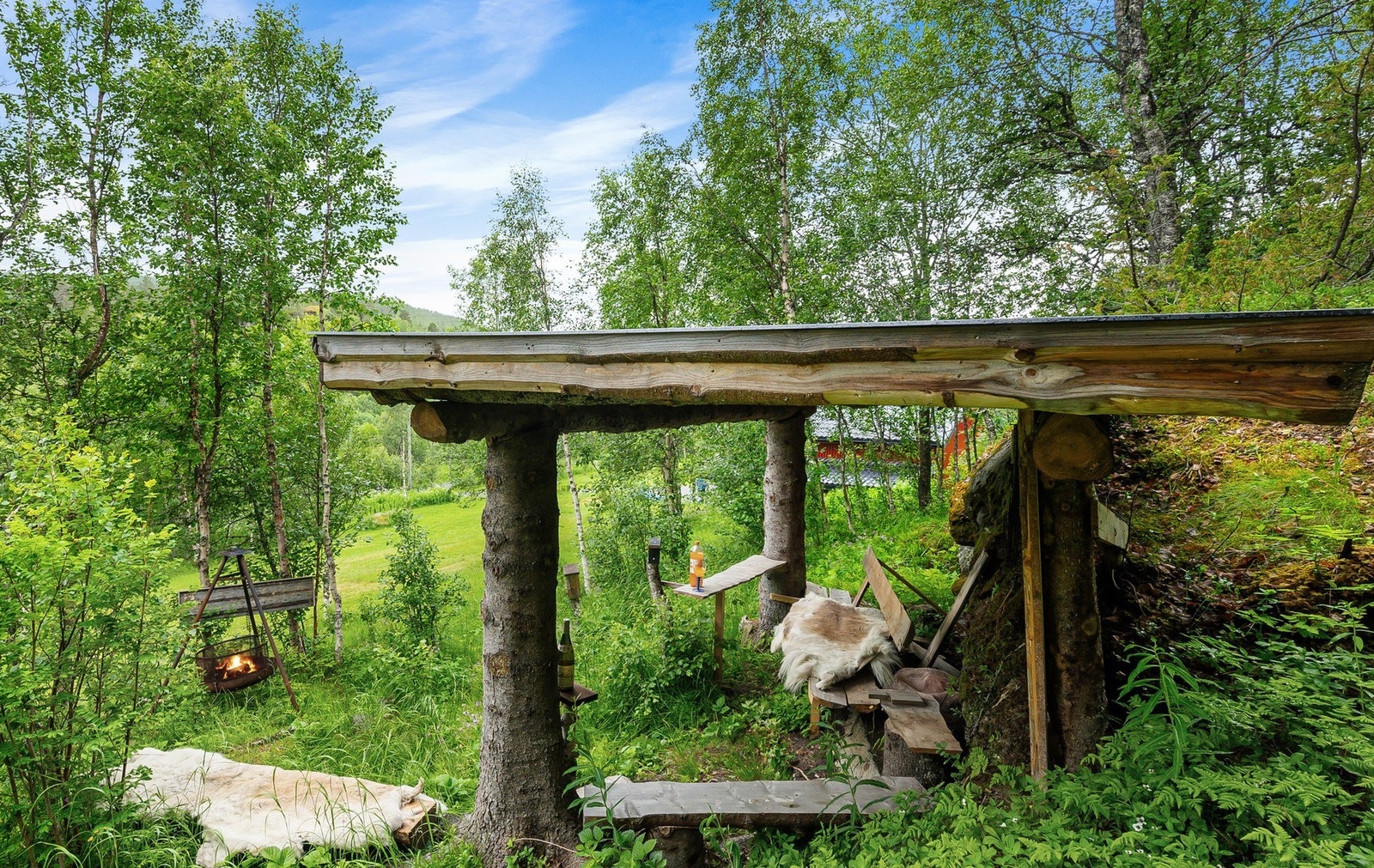 Koselig gapahuk på eiendommen med plass til bålpanne, Galleribilde