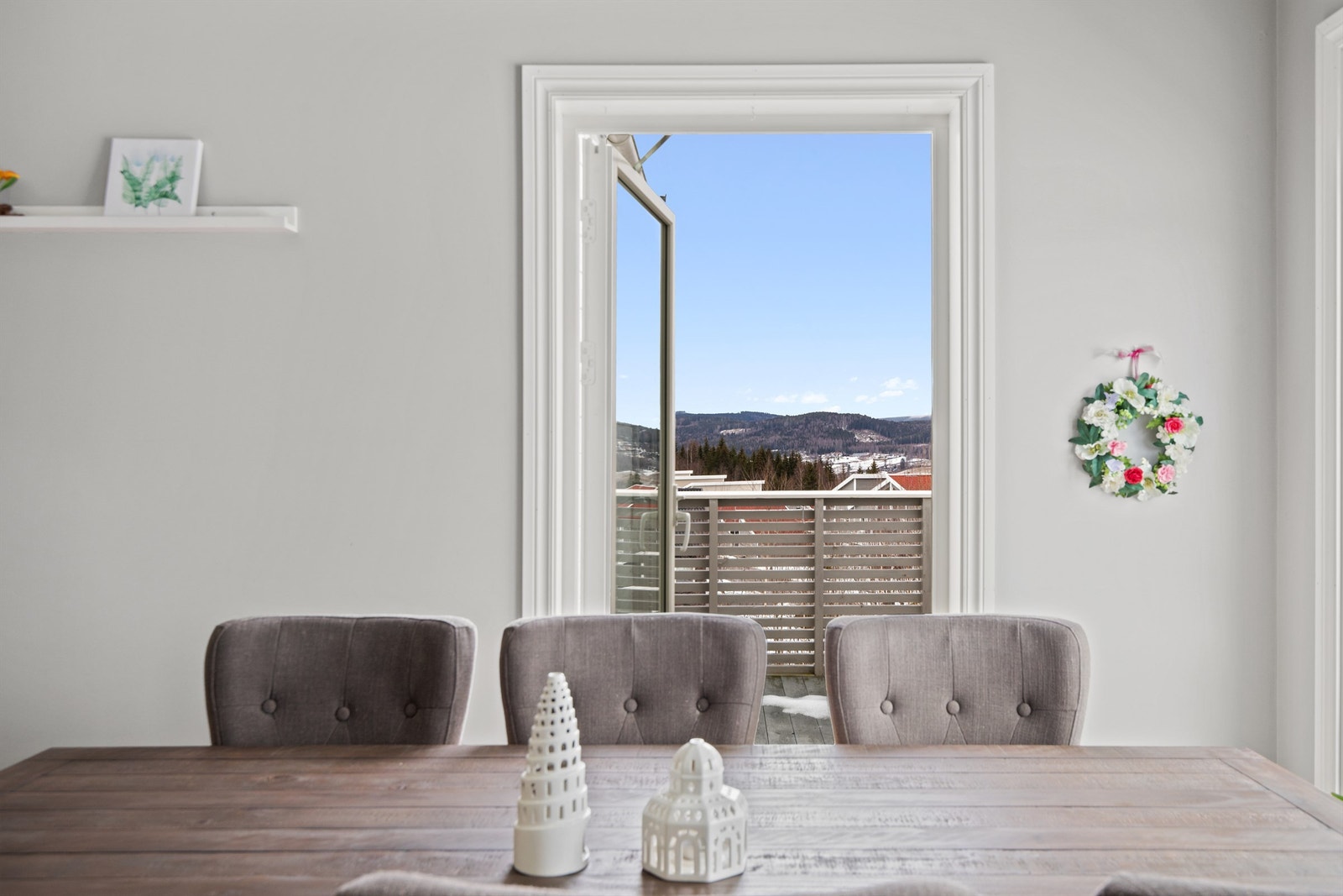 Ved spisesplassen er det terrassedør som slipper deg ut til balkongen. Galleribilde