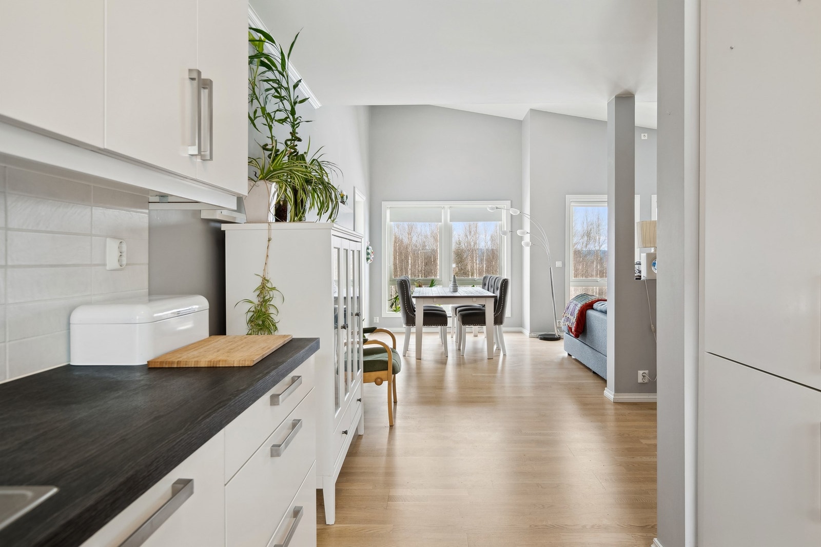 Det er montert komfyrvakt og lekkasjestopper på kjøkkenet. Galleribilde