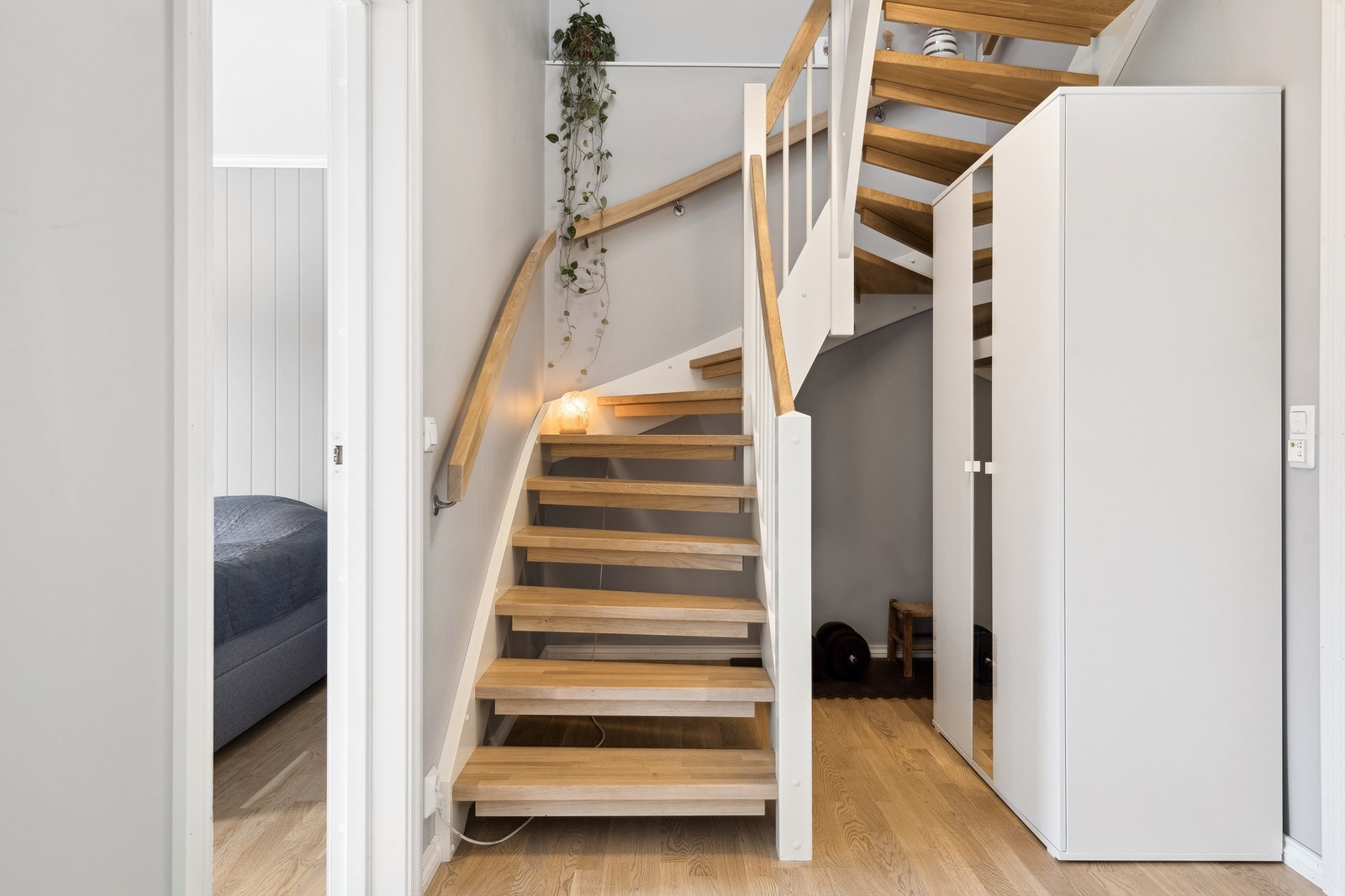 Gangen i sokkeletasjen er etablert med garderobeskap under trappen og adkomst til alle rommene i sokkeletasjen. Galleribilde