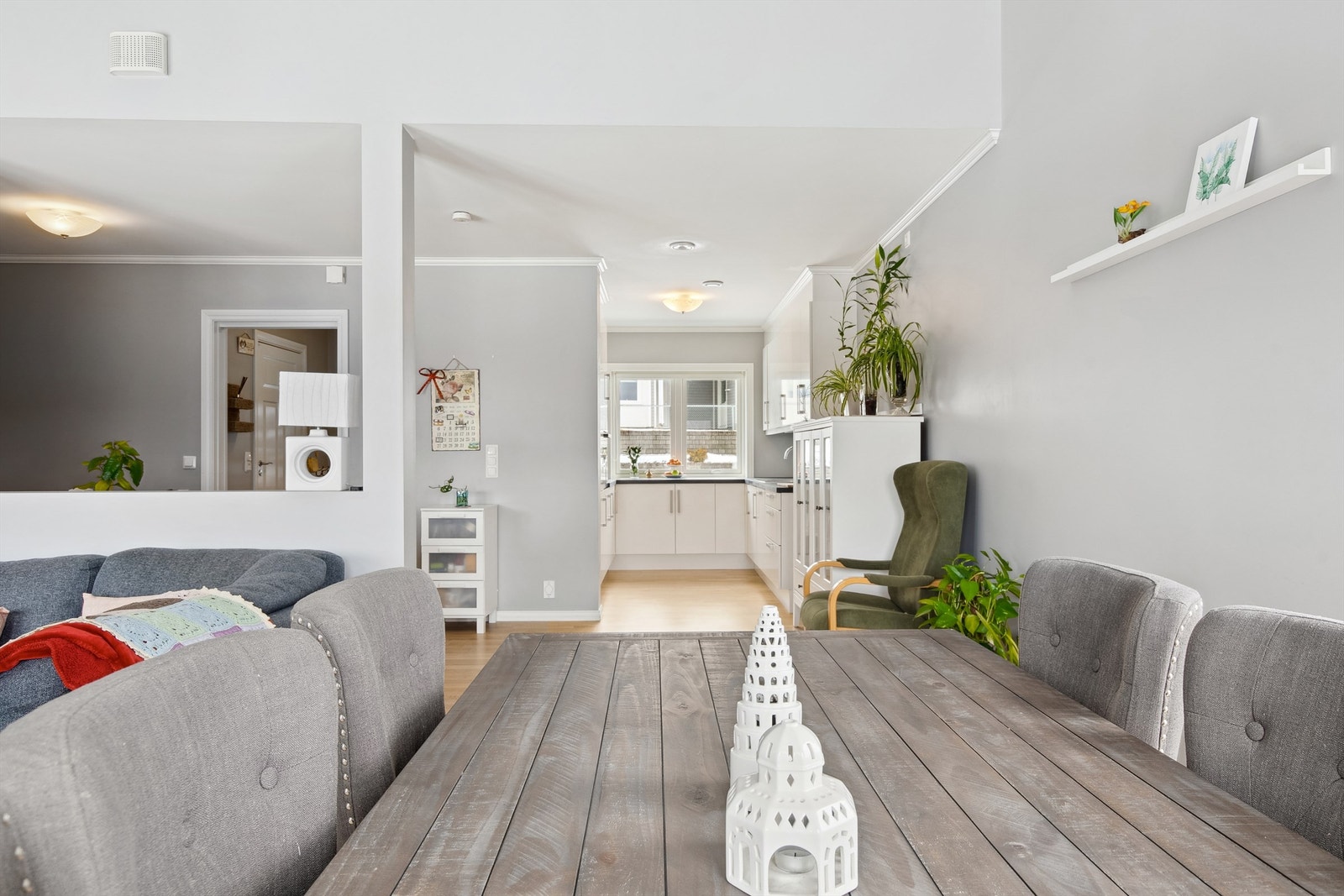 Åpen stue- kjøkkenløsning med vinduer på begge sider gjør at boligen føles lys og luftig. Galleribilde