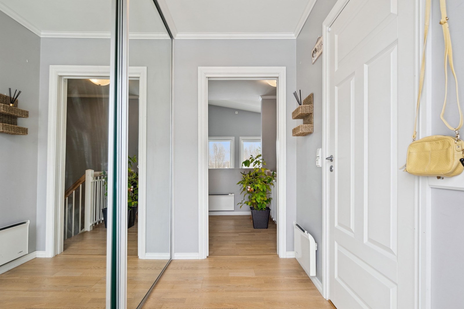 Her kommer du inn i en entré med skyvedørsgarderobe på venstre side og veggknagger på høyre side. På høyre side i entréen er det dør inn til baderommet. Galleribilde