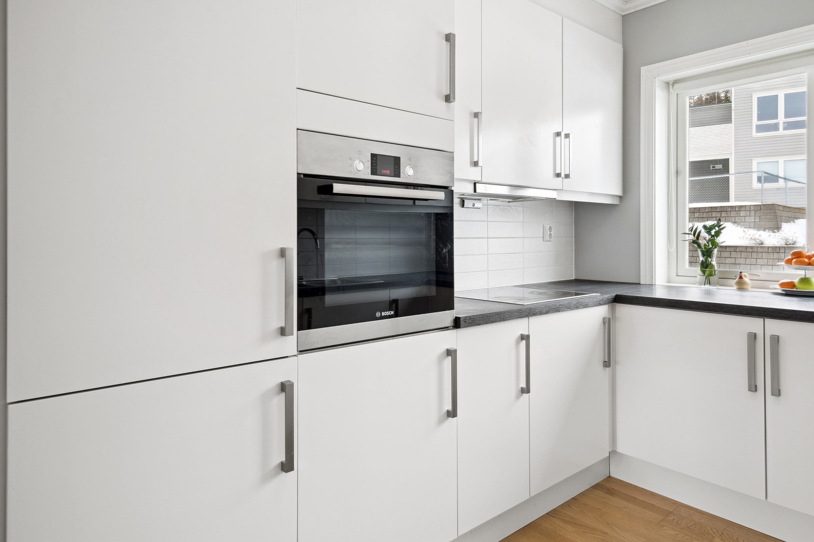 Nedfelt dobbelt kum i benken. I innredningen er det integrerte hvitevarer som induksjonstopp, stekeovn, oppvaskmaskin og kjøl-/fryseskap. Ventilator i overskap. Galleribilde