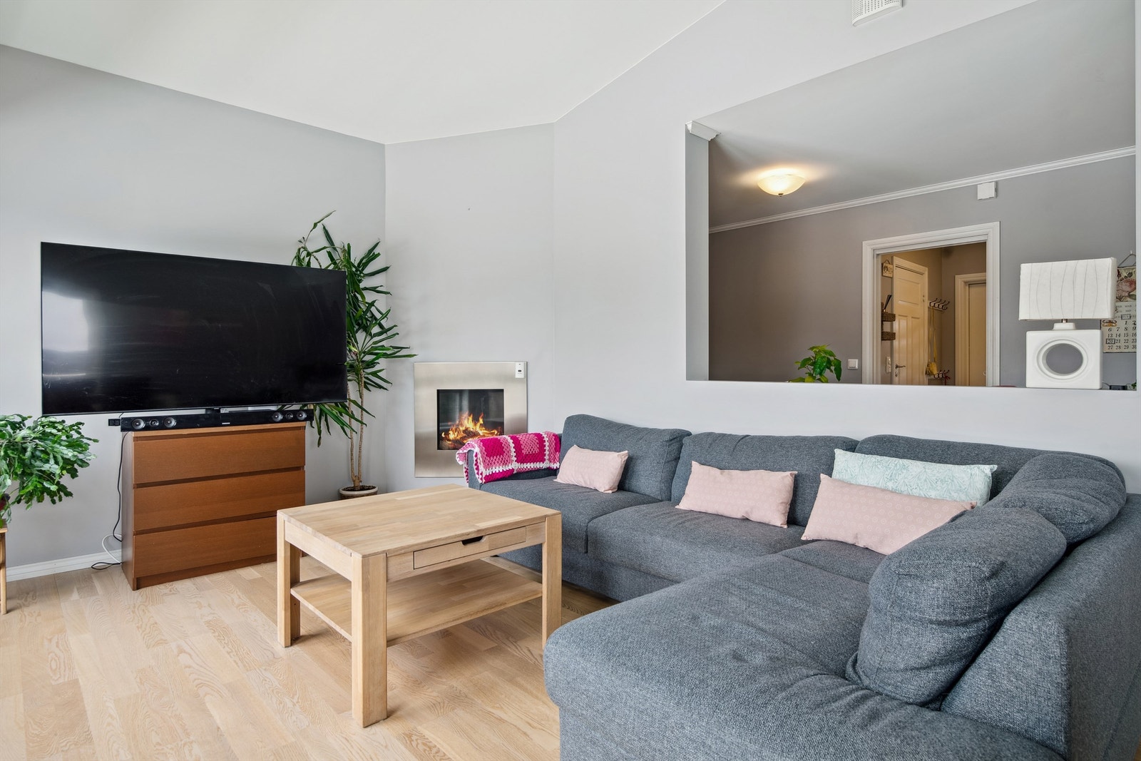 Panelovner montert på veggene som varmekilder, og en gassovn med fjernkontroll montert i innerste delen av stuen. Felles gasstank med måler for hver boenhet, avlesning og oppgjør etter forbruk. Galleribilde