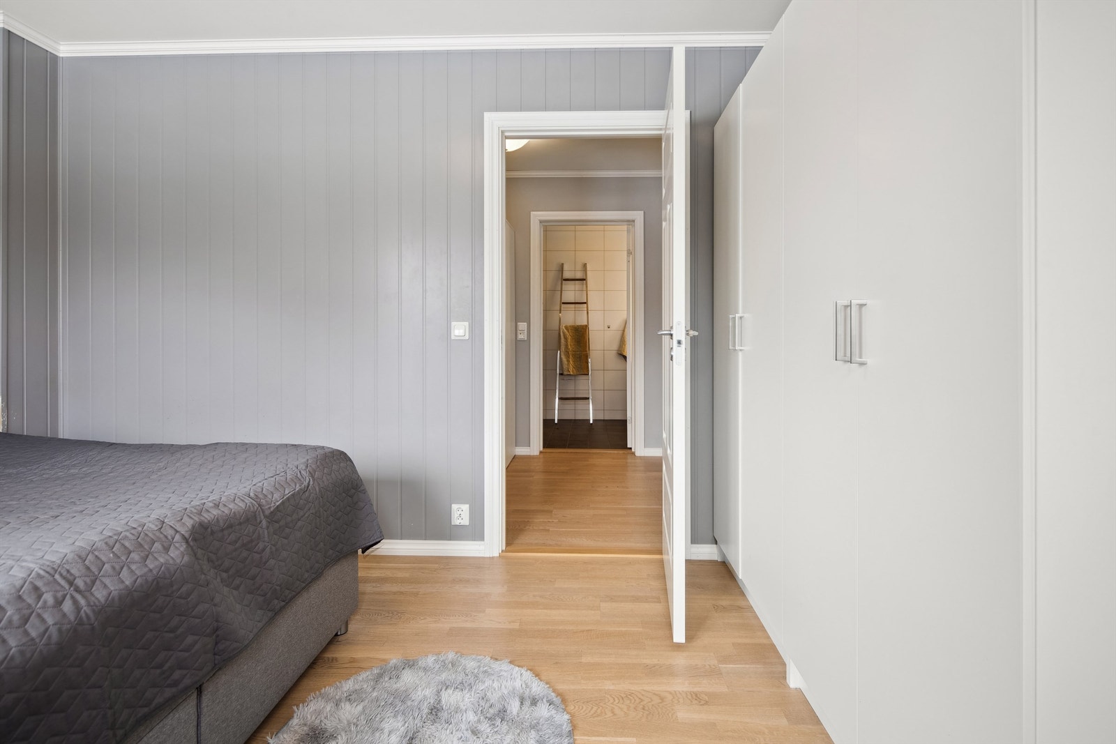 Rommet er etablert med to doble garderobeskap etablert på en vegg. Galleribilde