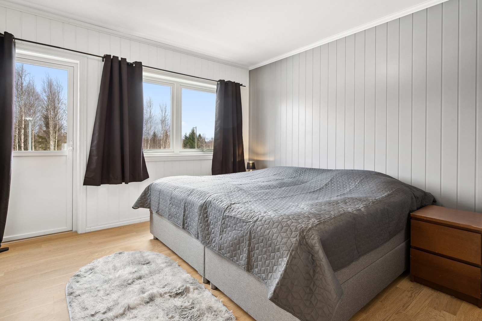 Det er to godkjente soverom i sokkeletasjen. Hovedsoverommet er romslig med egen terrassedør ut til gruset plass. Galleribilde