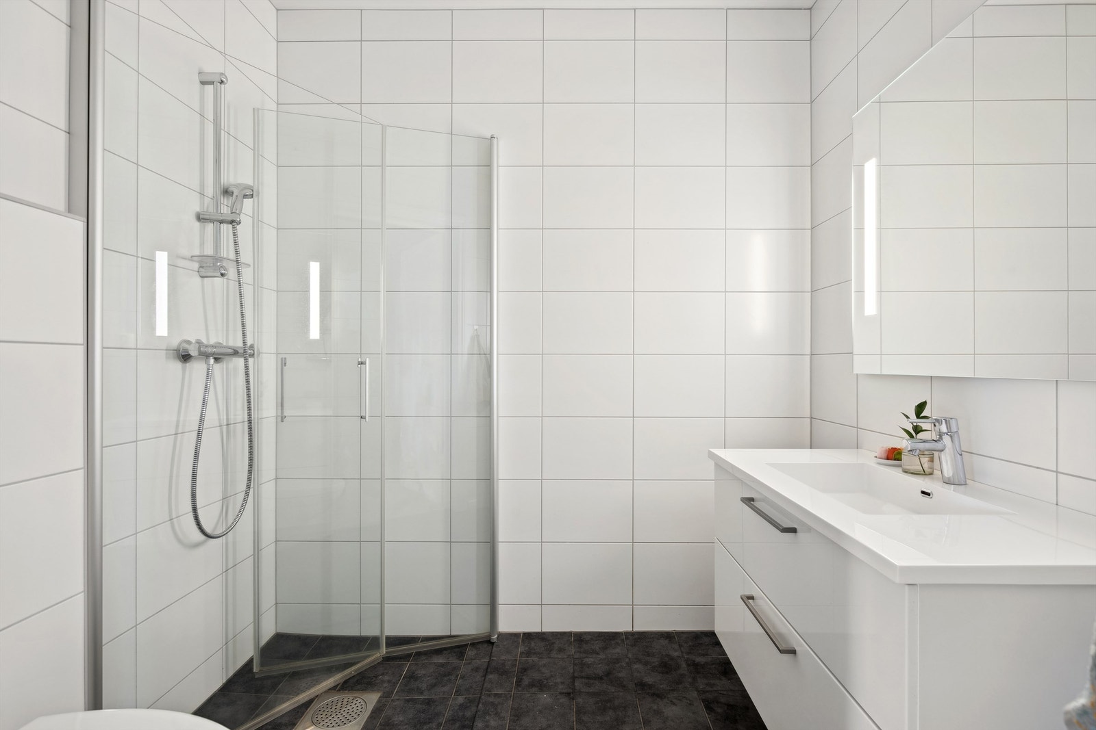 Flislagt baderom med elektriske varmekabler. Galleribilde