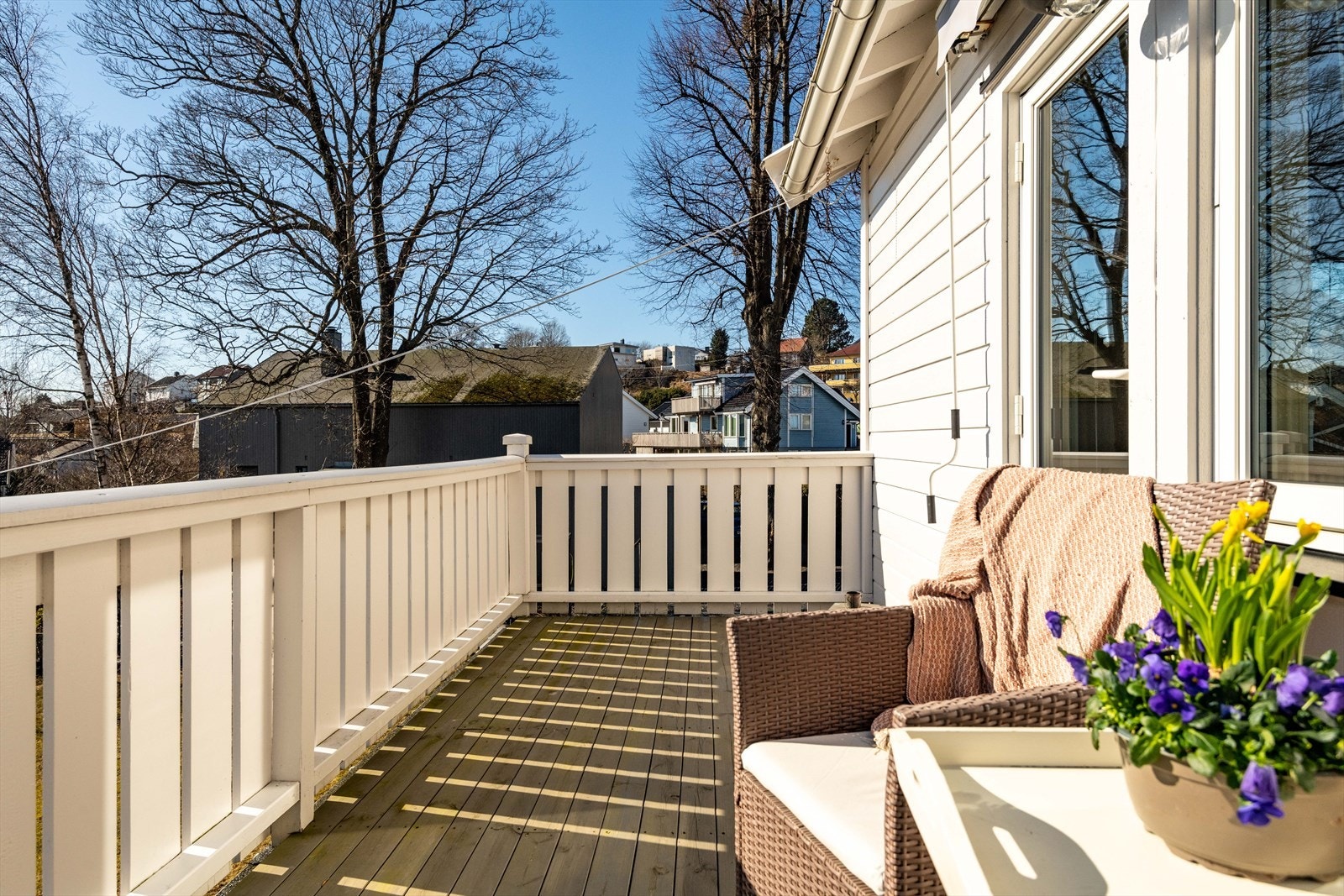 Balkong med sol fra tidlig morgen. Galleribilde