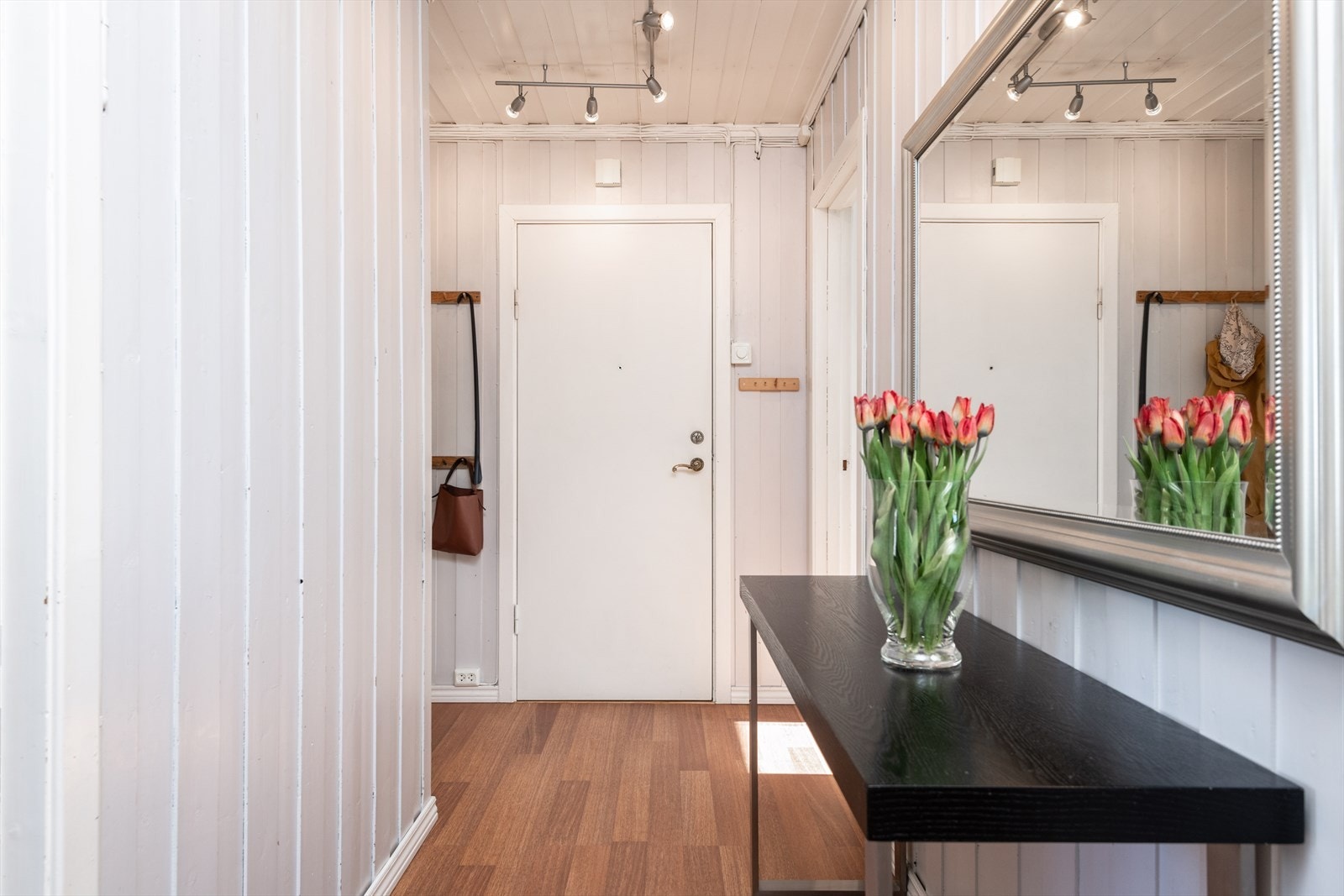 Koselig entre med laminat gulv og lysmalte vegger. Galleribilde