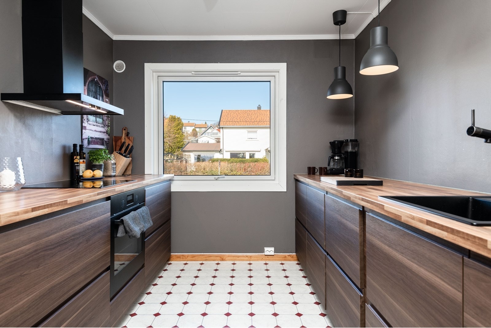 Romslig kjøkken med god lagringsplass Galleribilde