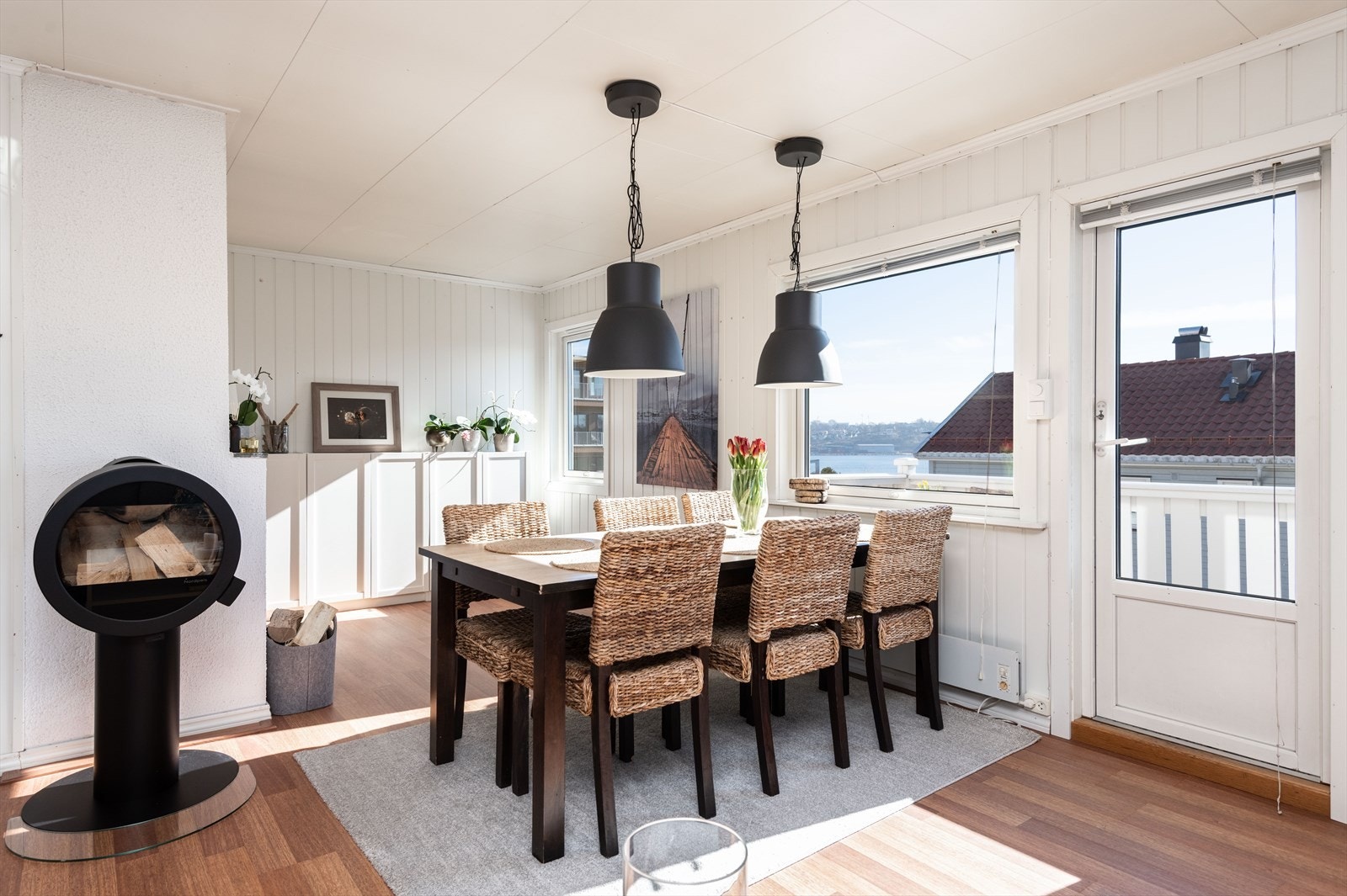 Romslig spiseplass med flott utsikt Galleribilde