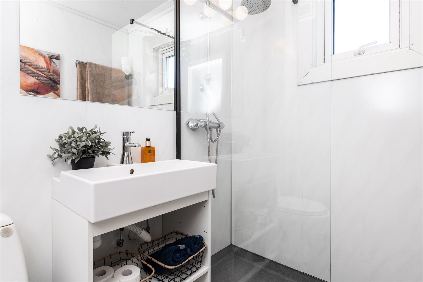 Bad med baderomsplater på vegger og belegg på gulv. Galleribilde