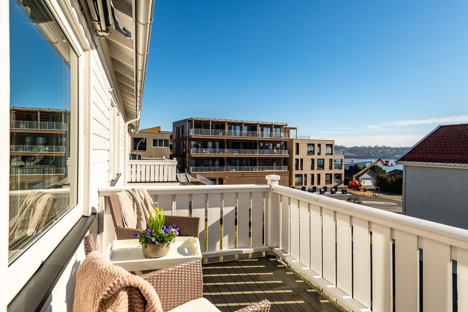 Nyt solen og kaffen på balkongen. Galleribilde